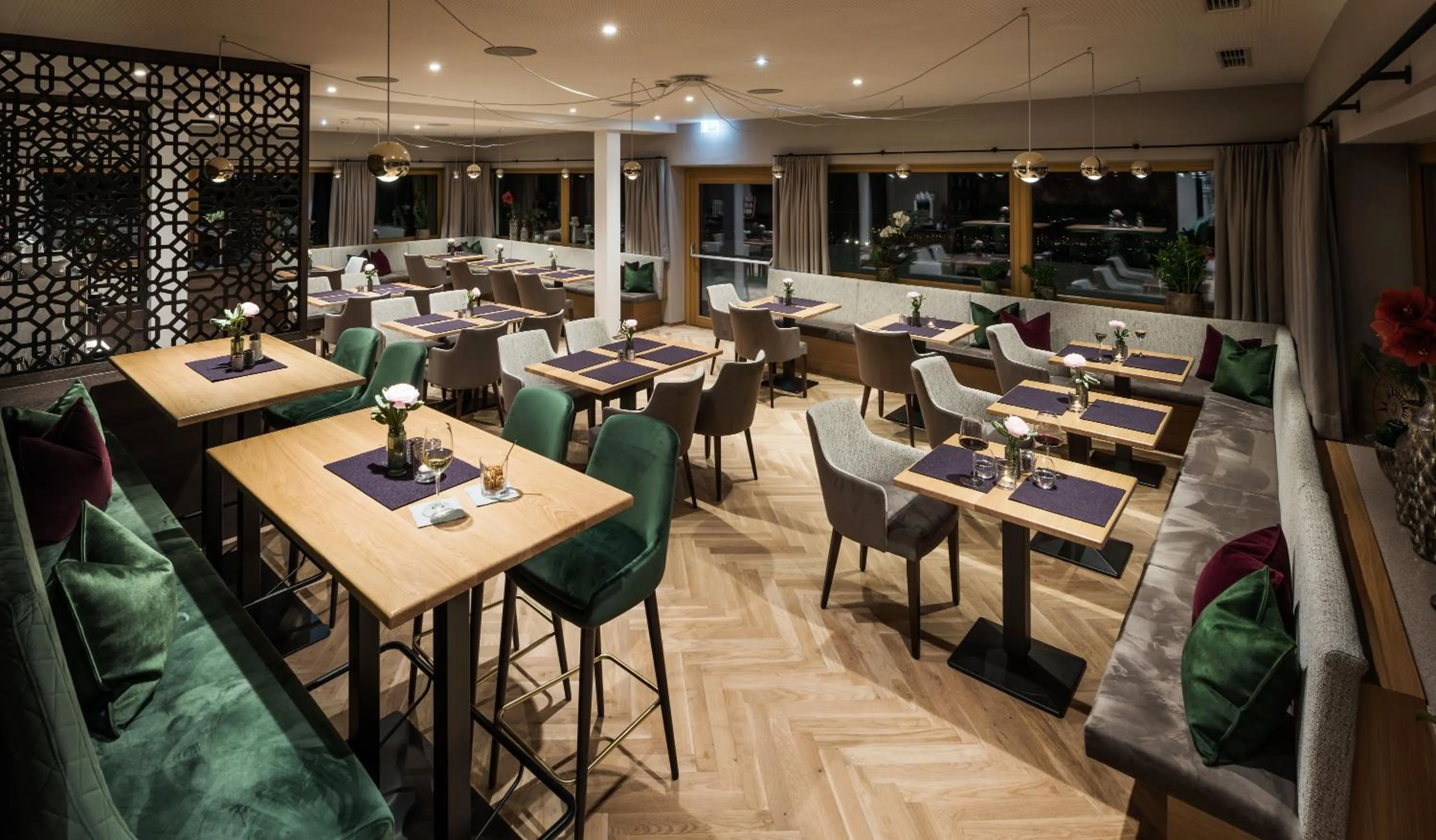 Restaurant/places to eat in Hotel Hennersberg