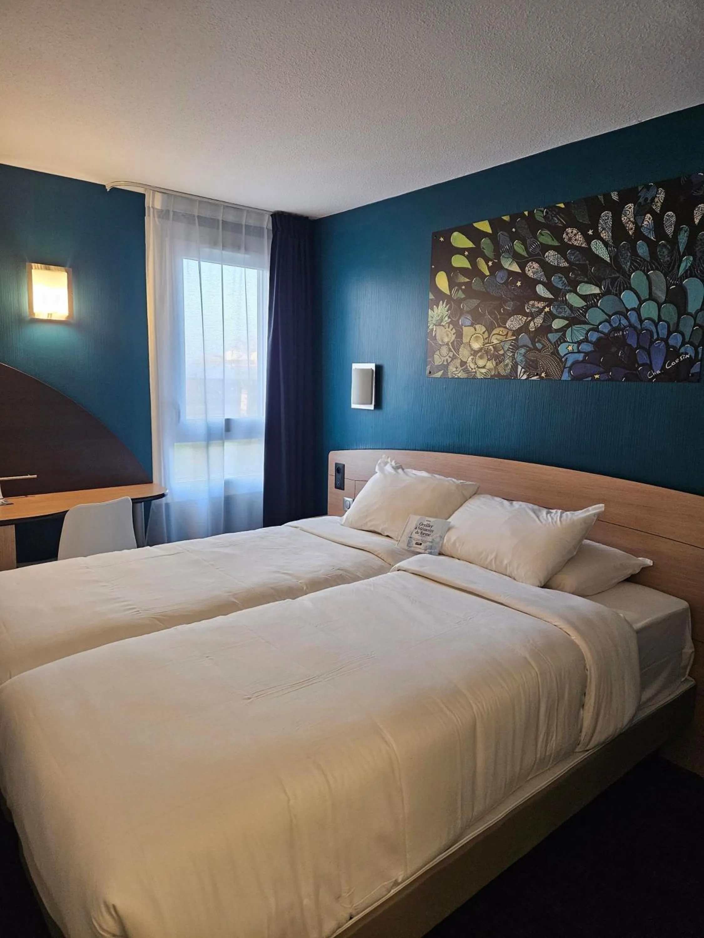 Bed in Kyriad Niort-Espace MendesFrance