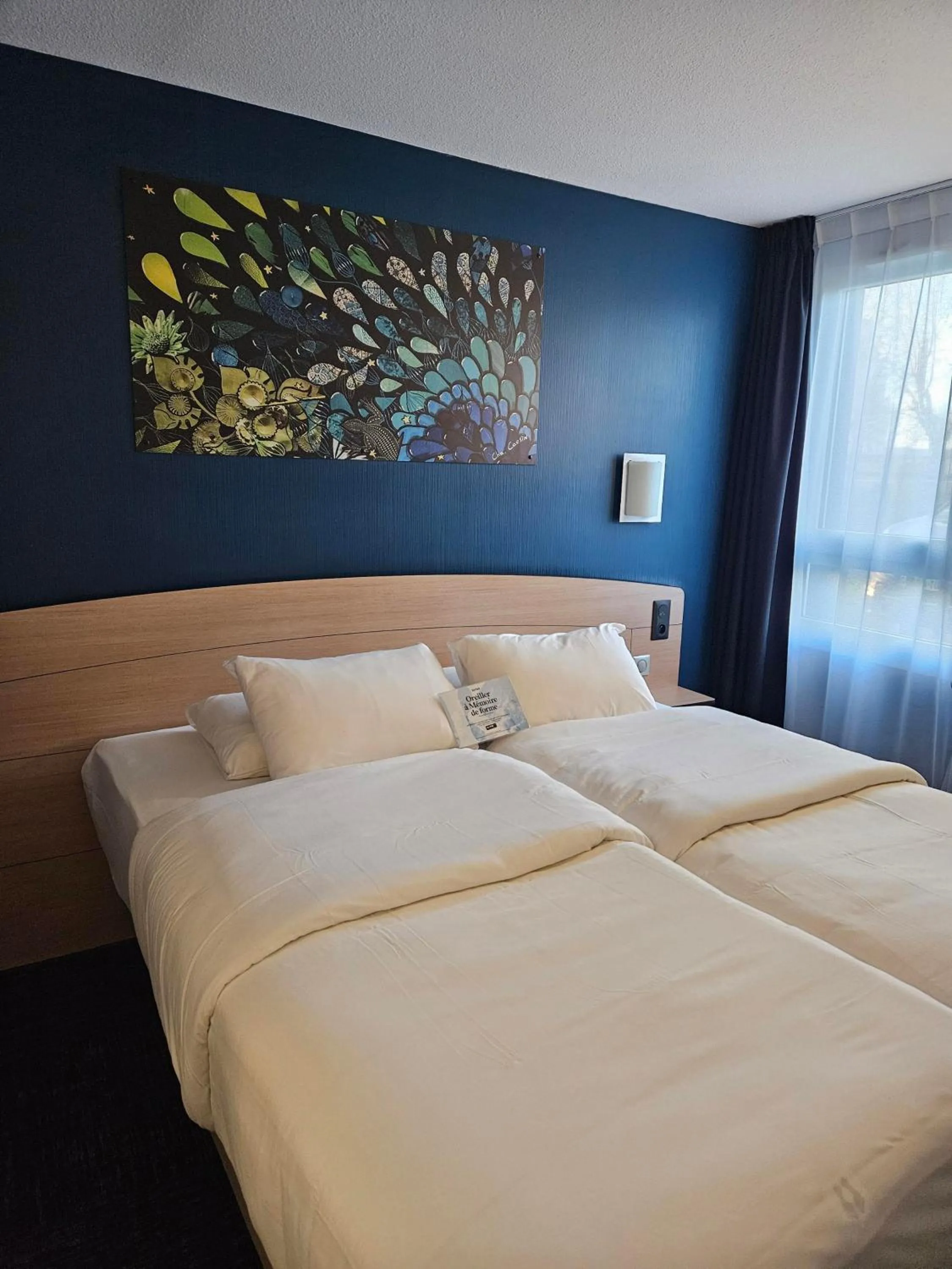 Bedroom, Bed in Kyriad Niort-Espace MendesFrance