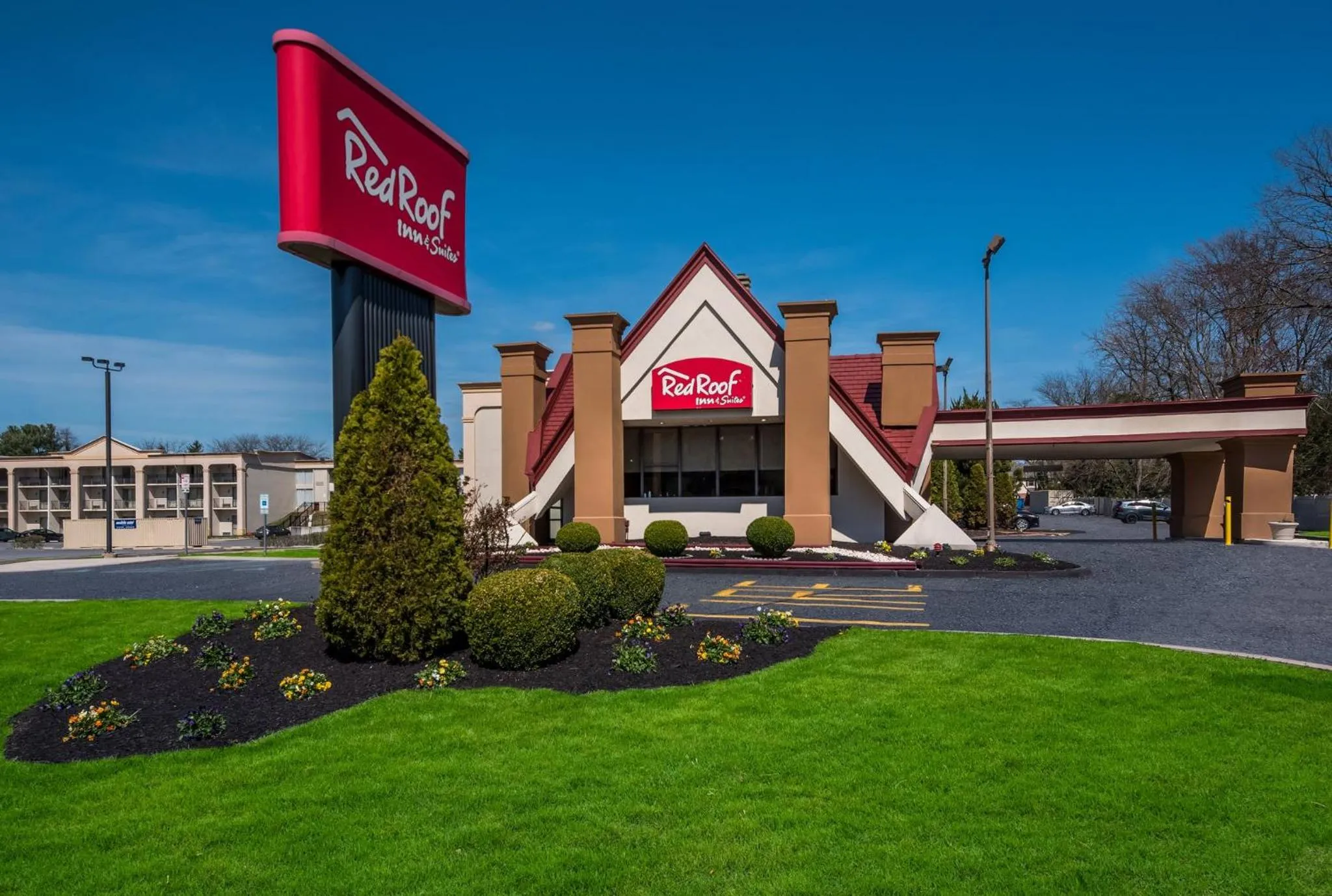 Property building in Red Roof Inn and Suites Newark - University