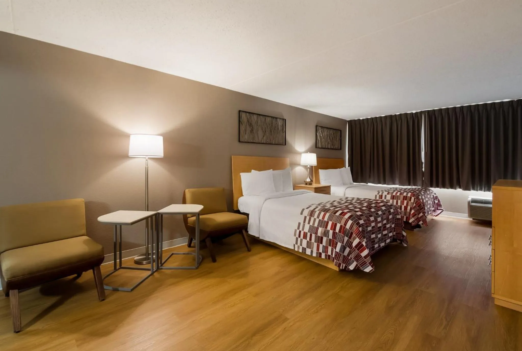 Photo of the whole room, Bed in Red Roof Inn and Suites Newark - University