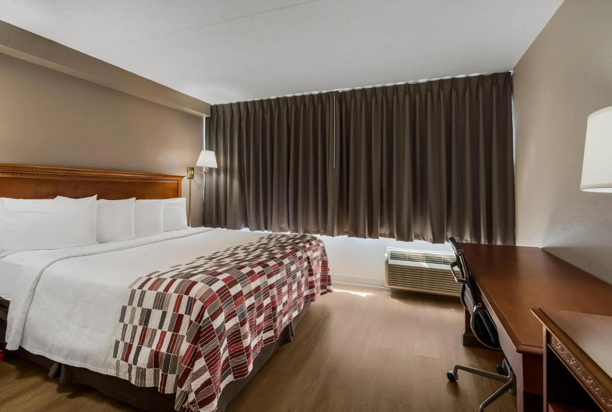 Photo of the whole room, Bed in Red Roof Inn and Suites Newark - University