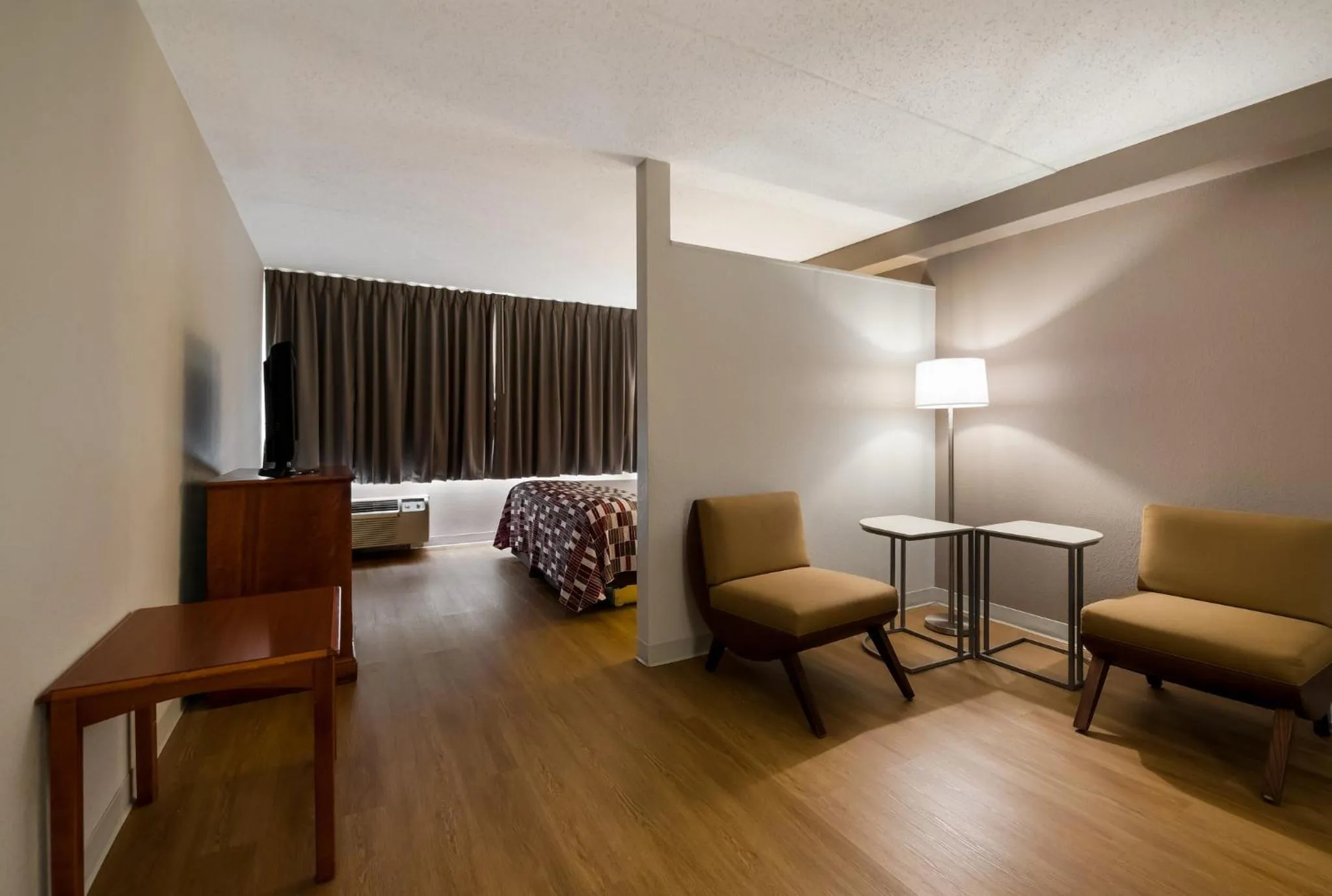 Photo of the whole room, Bed in Red Roof Inn and Suites Newark - University