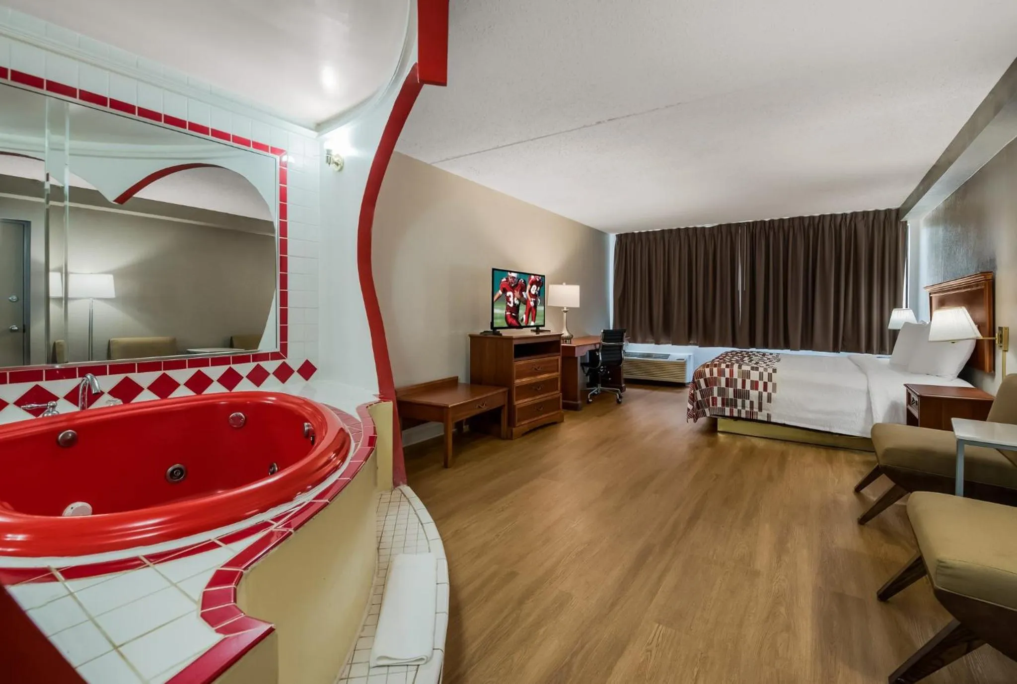 Photo of the whole room, Bed in Red Roof Inn and Suites Newark - University