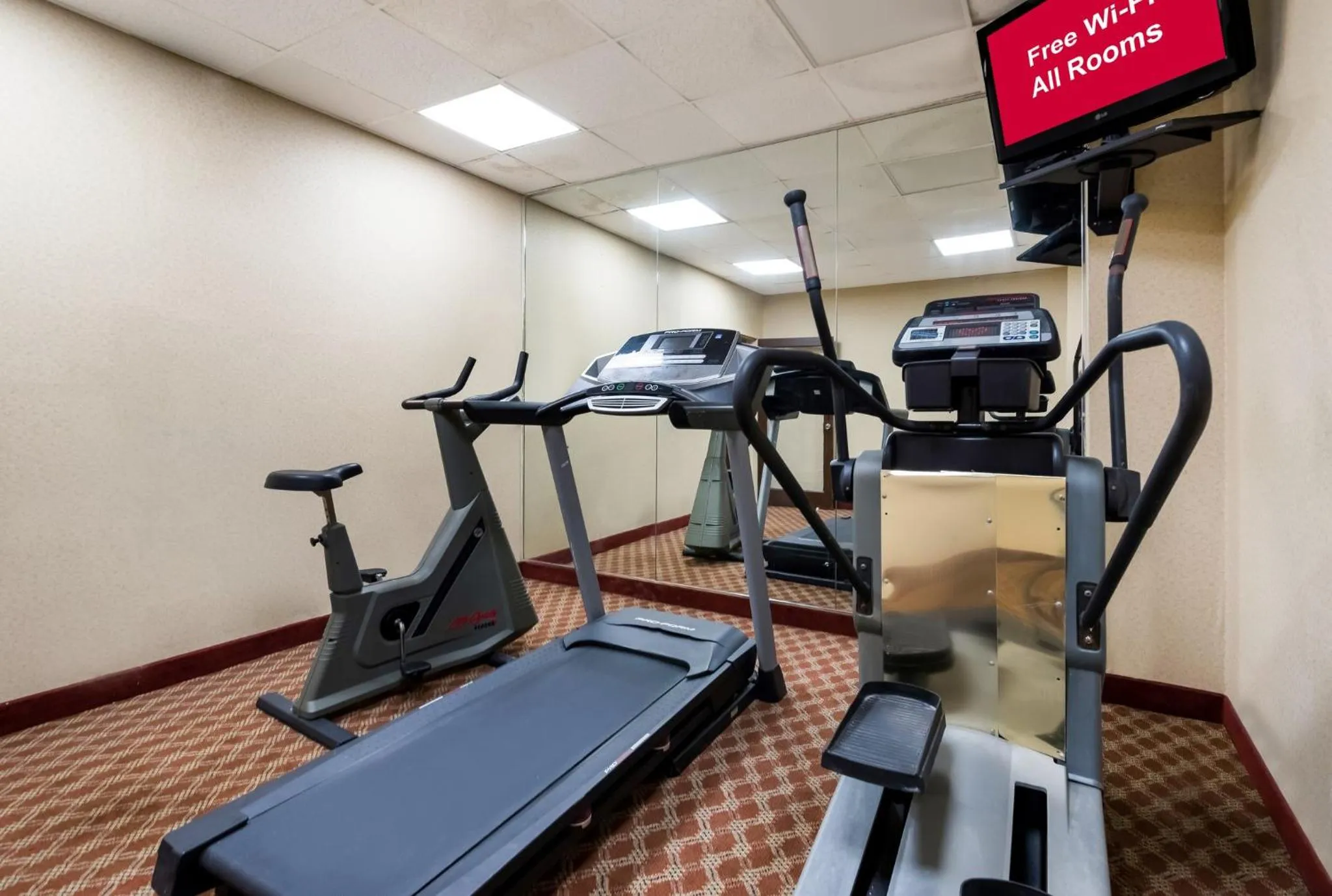 Fitness centre/facilities in Red Roof Inn and Suites Newark - University