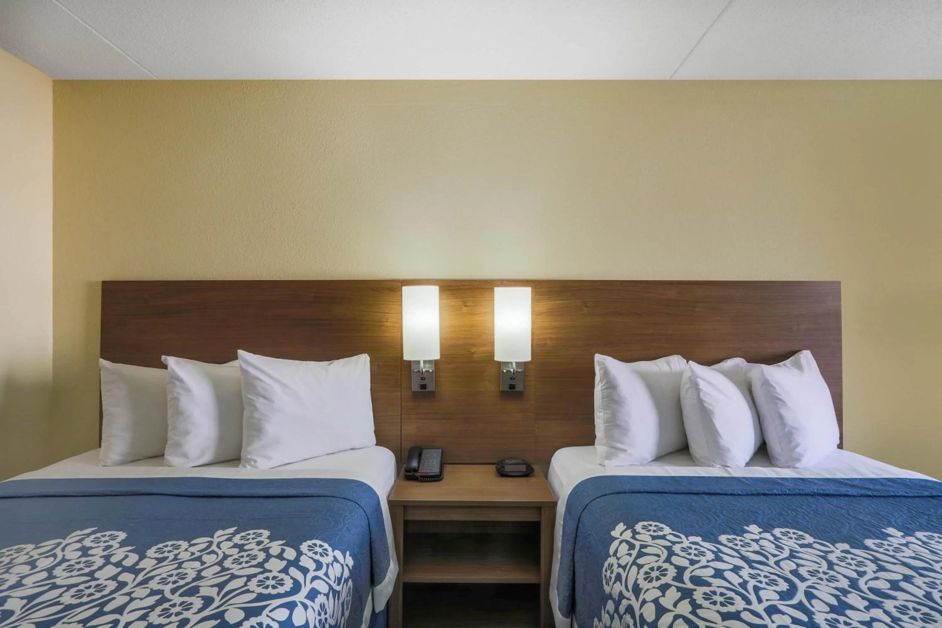 Bedroom, Bed in Days Inn by Wyndham Newark Wilmington