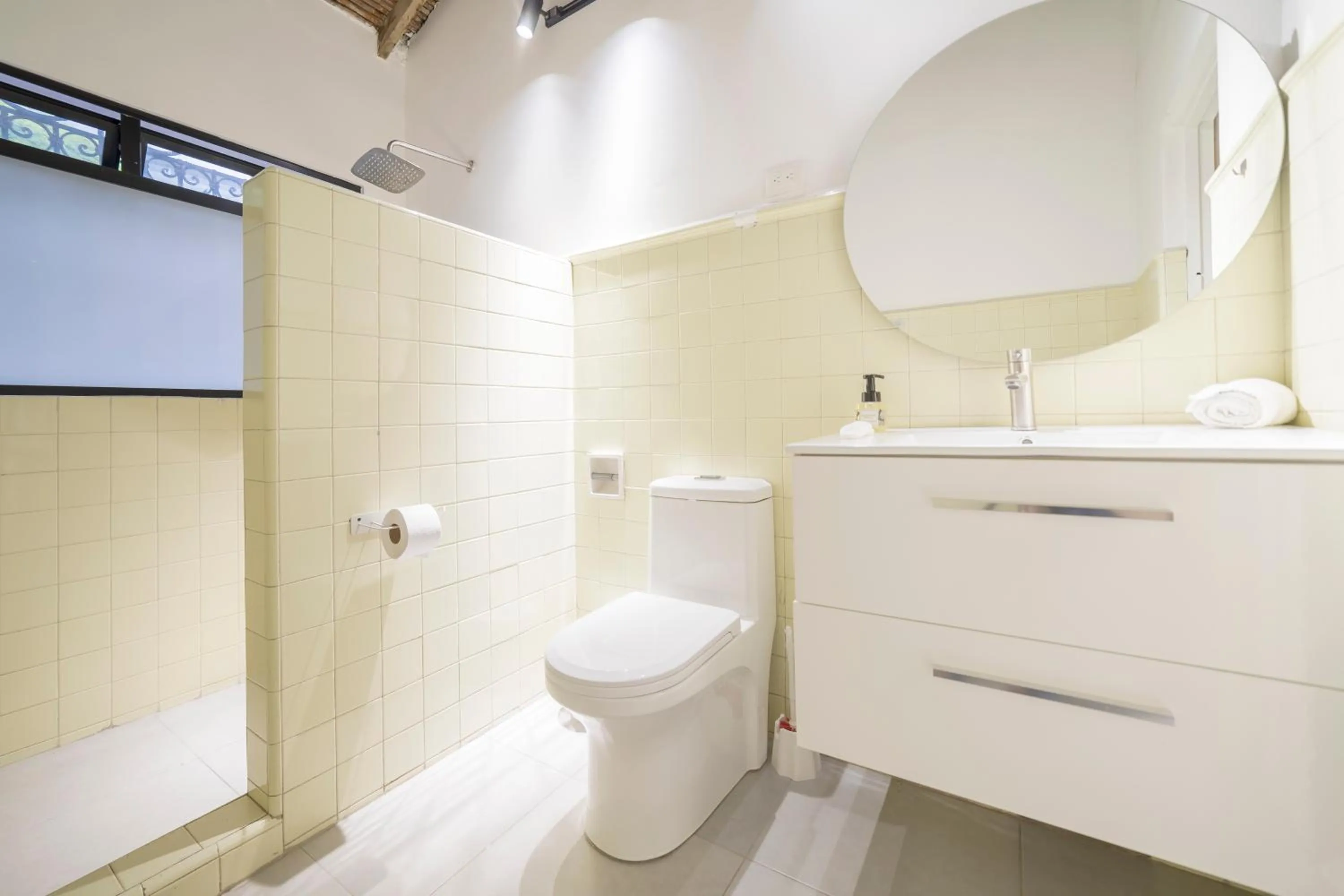 Toilet in Soy Local Primavera