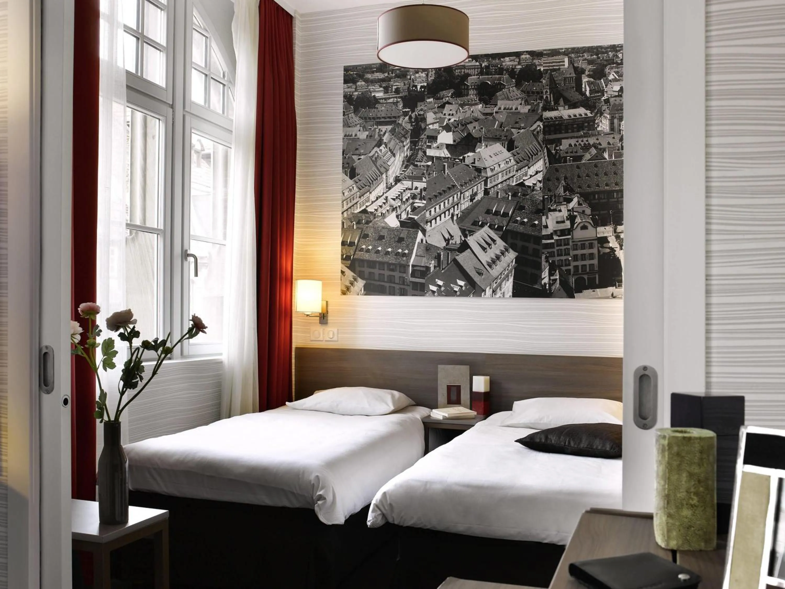 Property building, Bed in Aparthotel Adagio Strasbourg Place Kleber