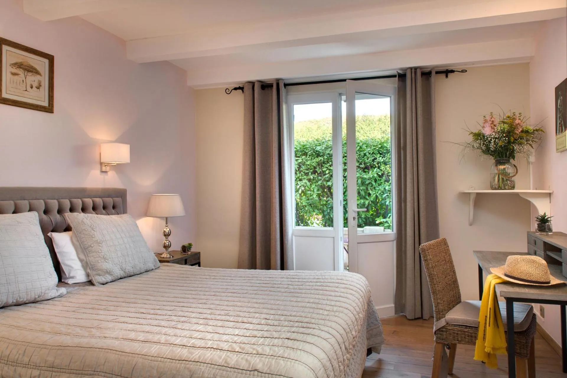 Bed in Hôtel Le Pré Saint Michel