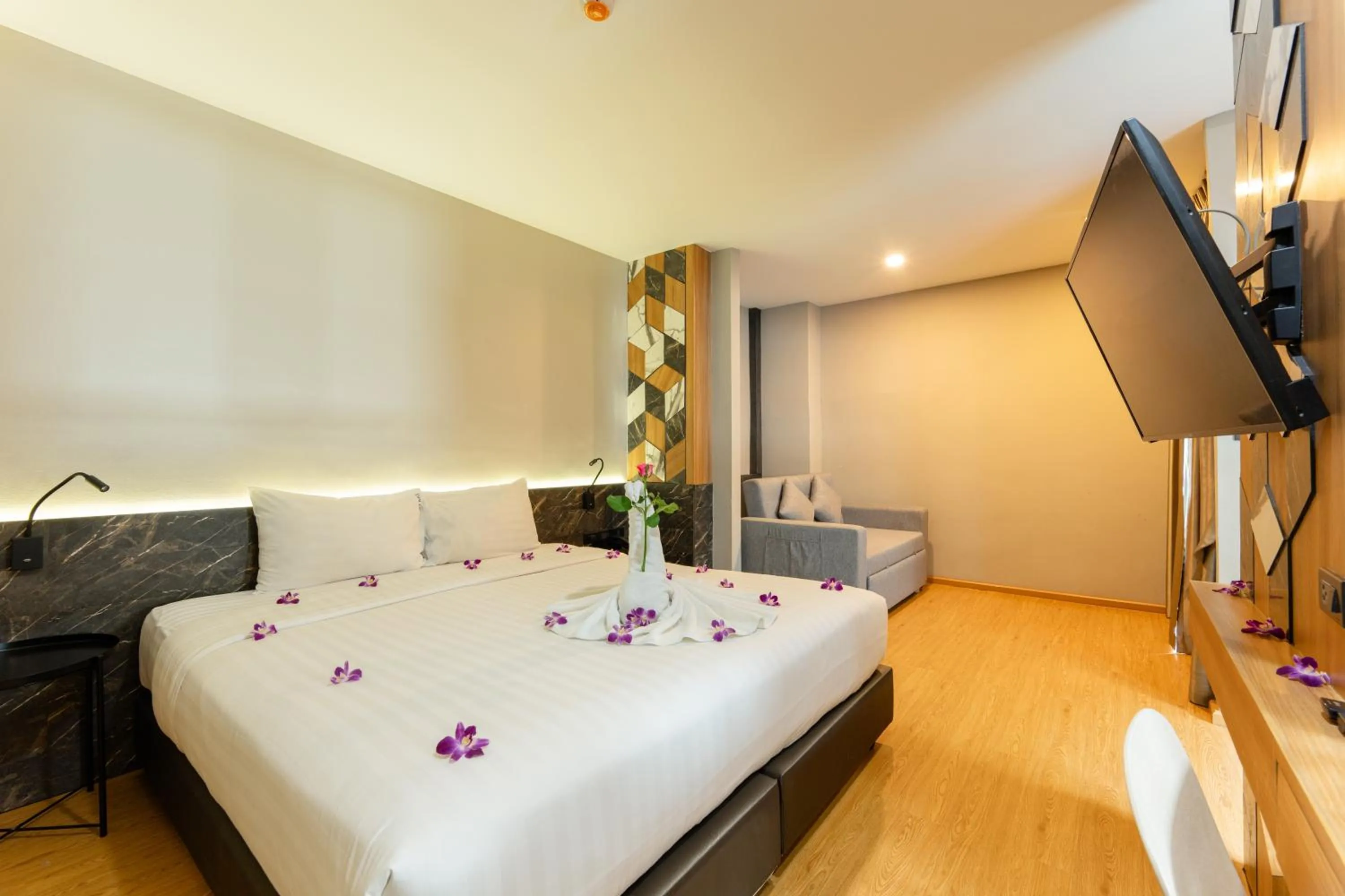 Communal lounge/ TV room, Bed in Sky Wave Patong