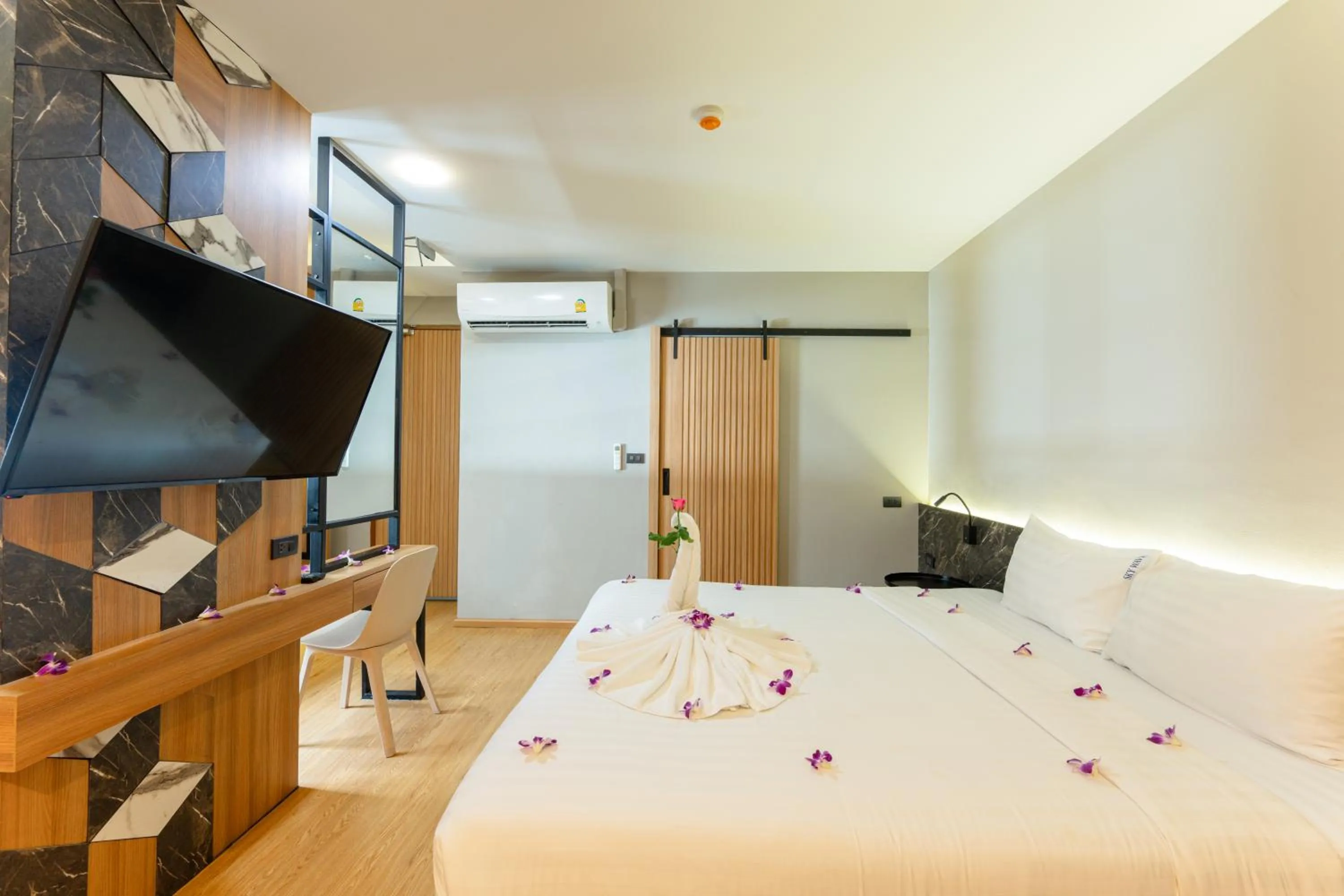 Communal lounge/ TV room, Bed in Sky Wave Patong