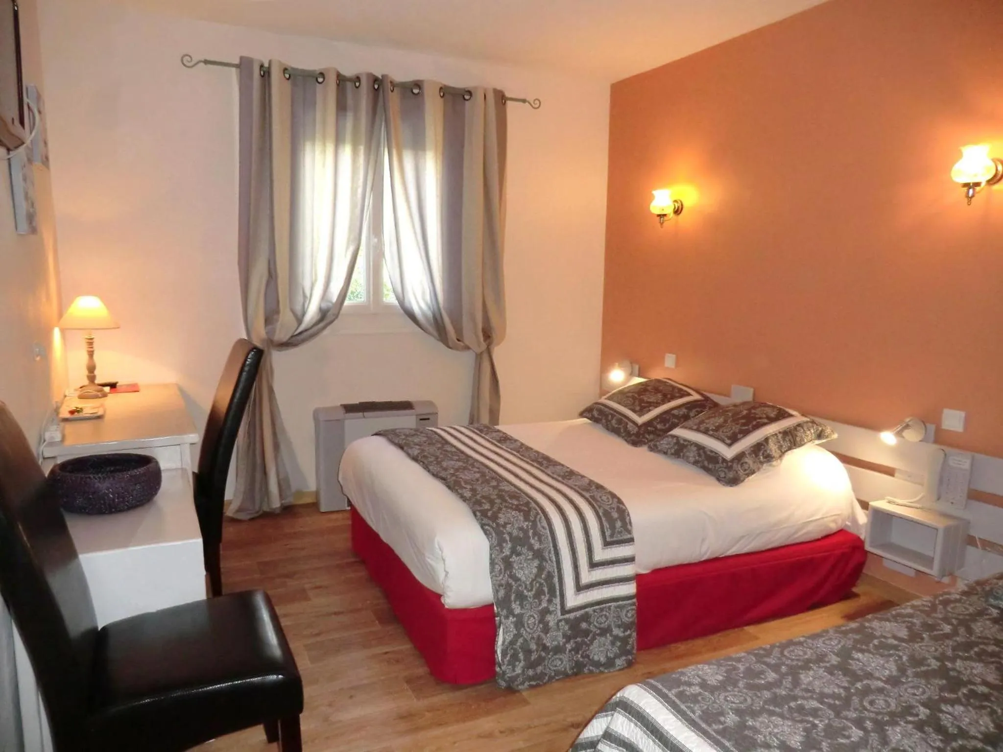 Photo of the whole room, Bed in Hôtel du Parc, Avignon Est, The Originals City,