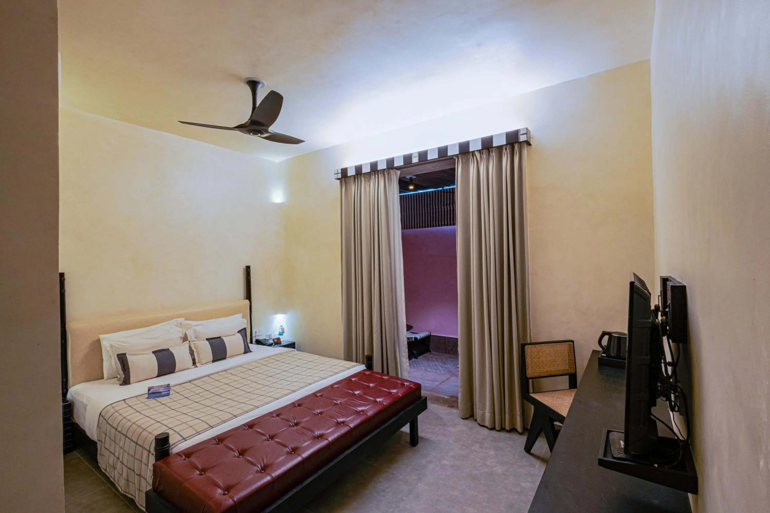 Bedroom, Bed in The Sierra - By The Lake