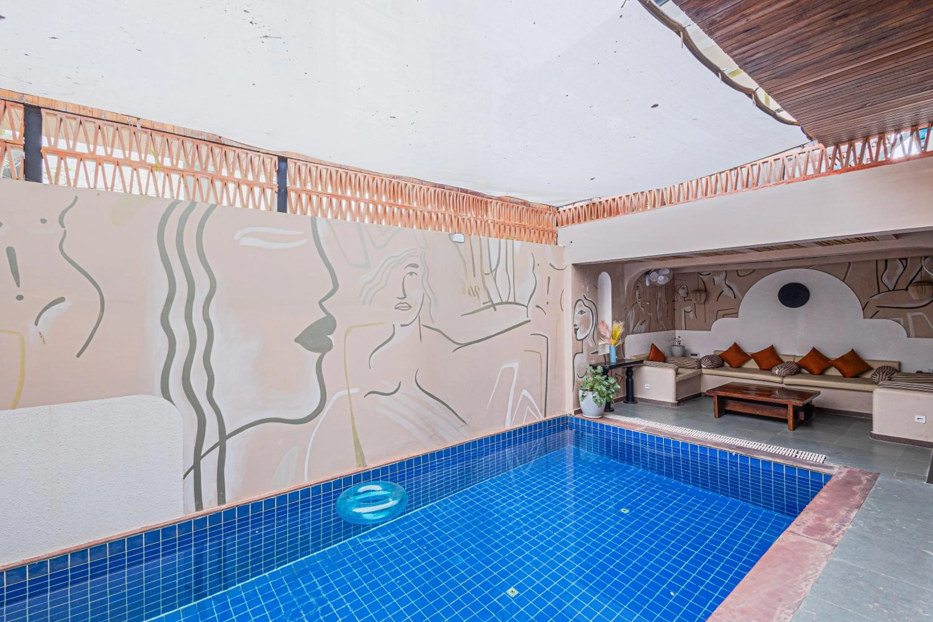 Pool view in The Sierra - By The Lake