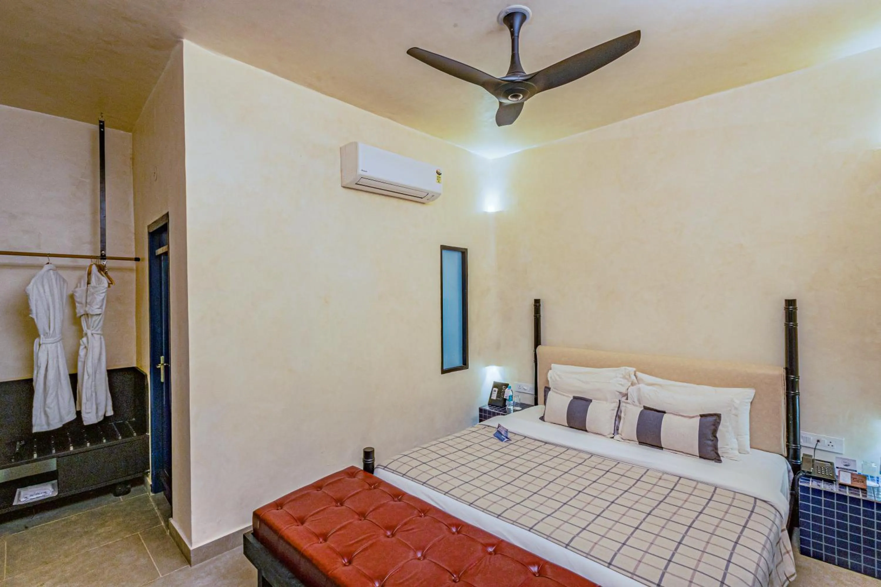 Bedroom, Bed in The Sierra - By The Lake