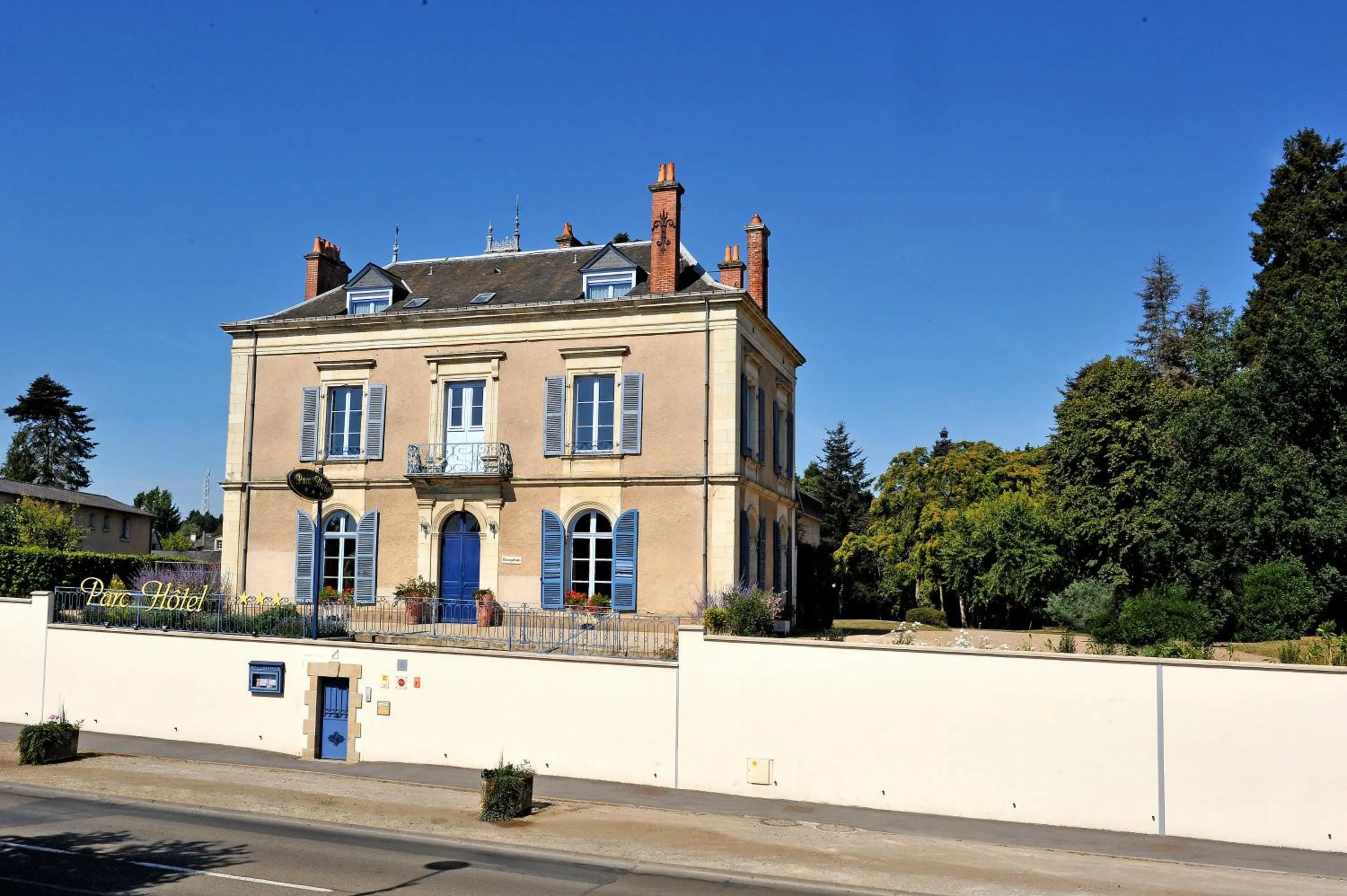 Facade/entrance in Logis Le Parc Hotel & Spa