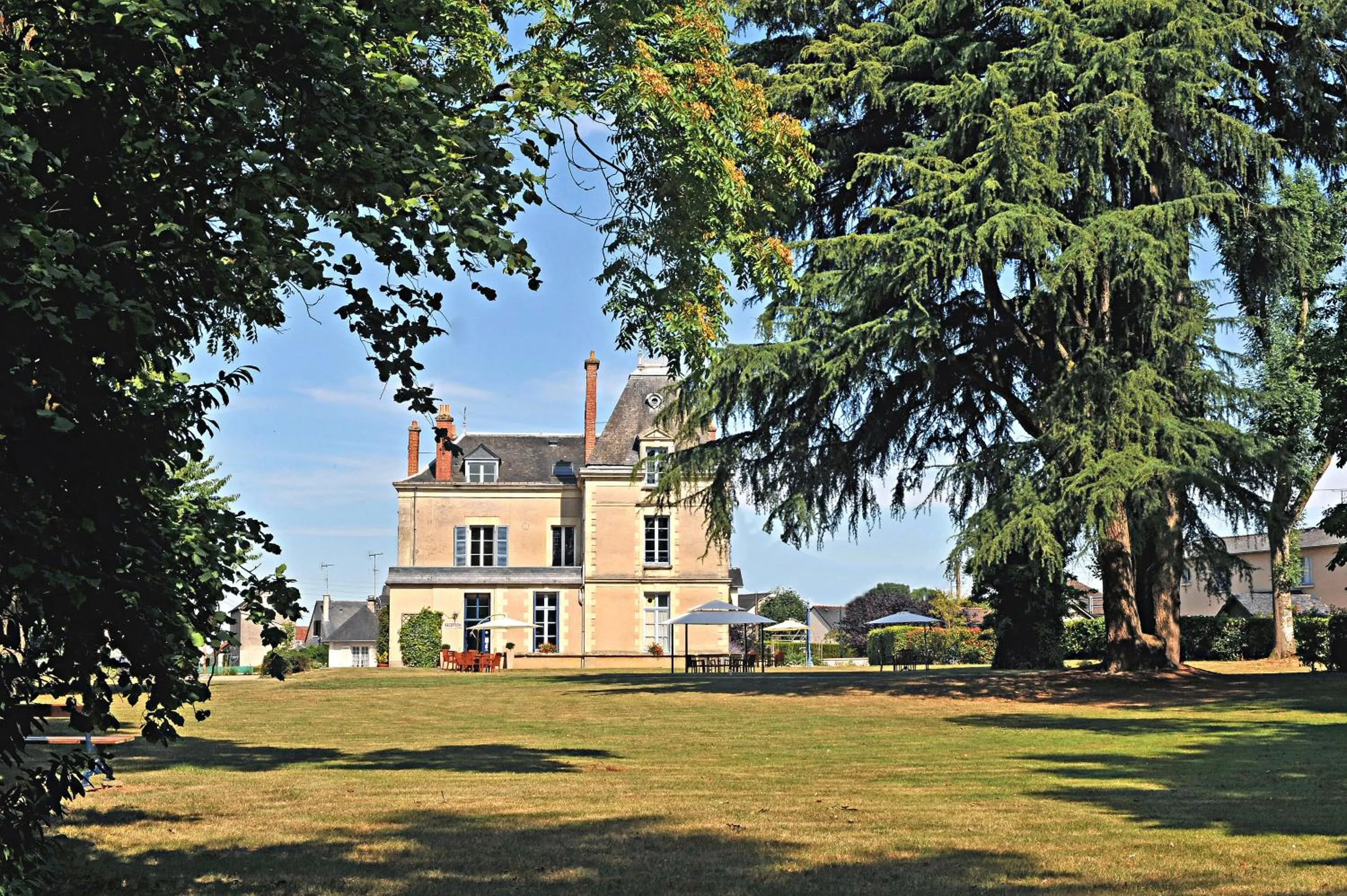Garden in Logis Le Parc Hotel & Spa