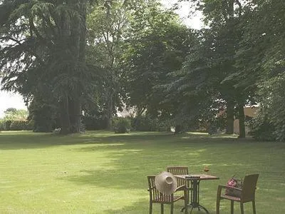 Garden in Logis Le Parc Hotel & Spa