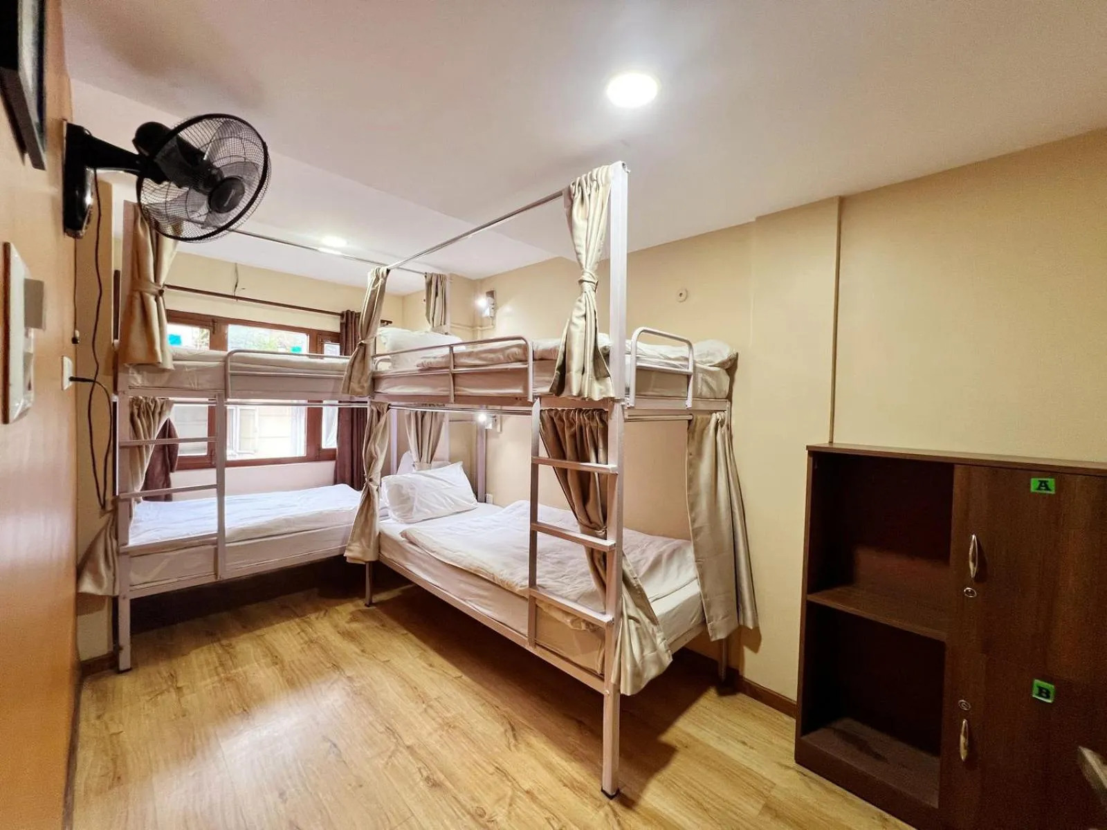 bunk bed, Bed in Holiday Hostel