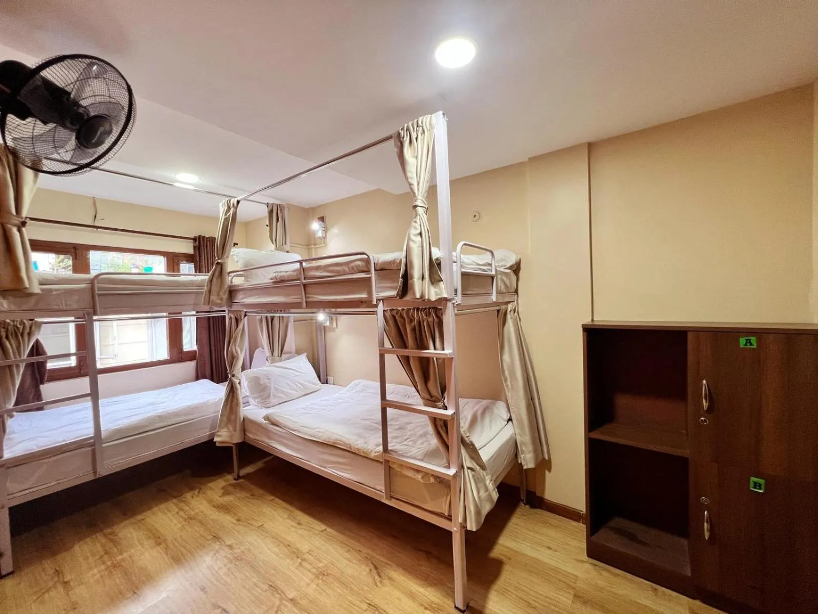 bunk bed, Bed in Holiday Hostel