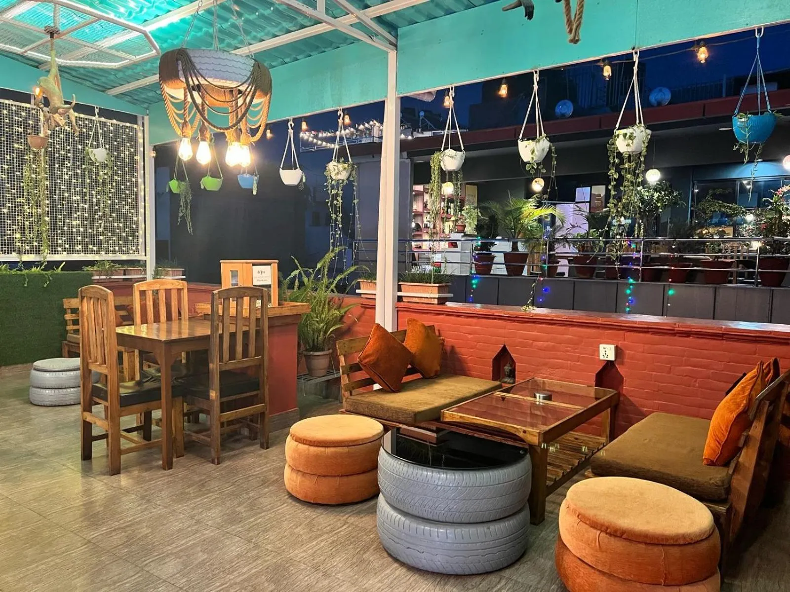 Restaurant/places to eat in Holiday Hostel