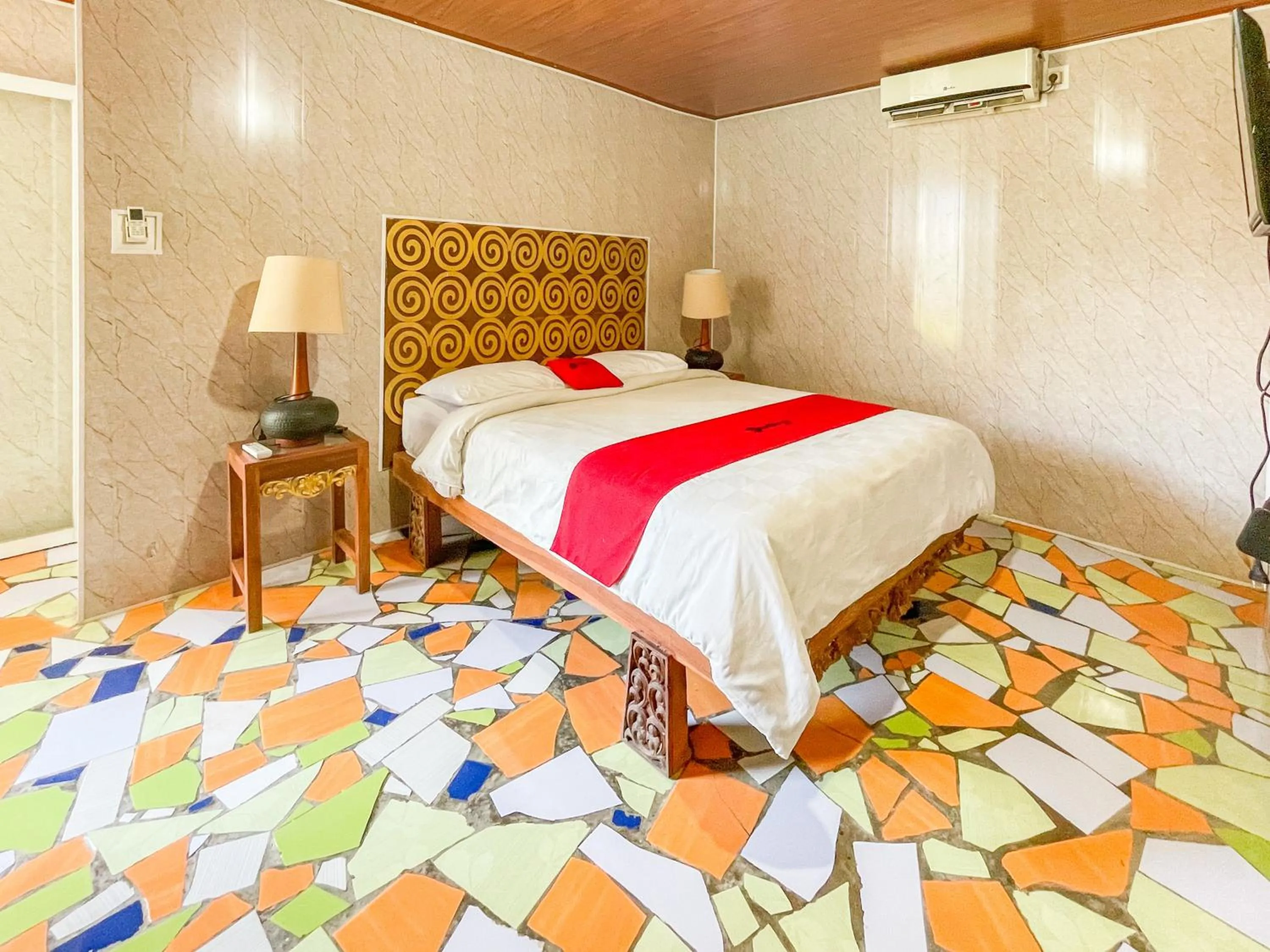 Bedroom, Bed in RedDoorz at Villa Krisna Balangan Beach