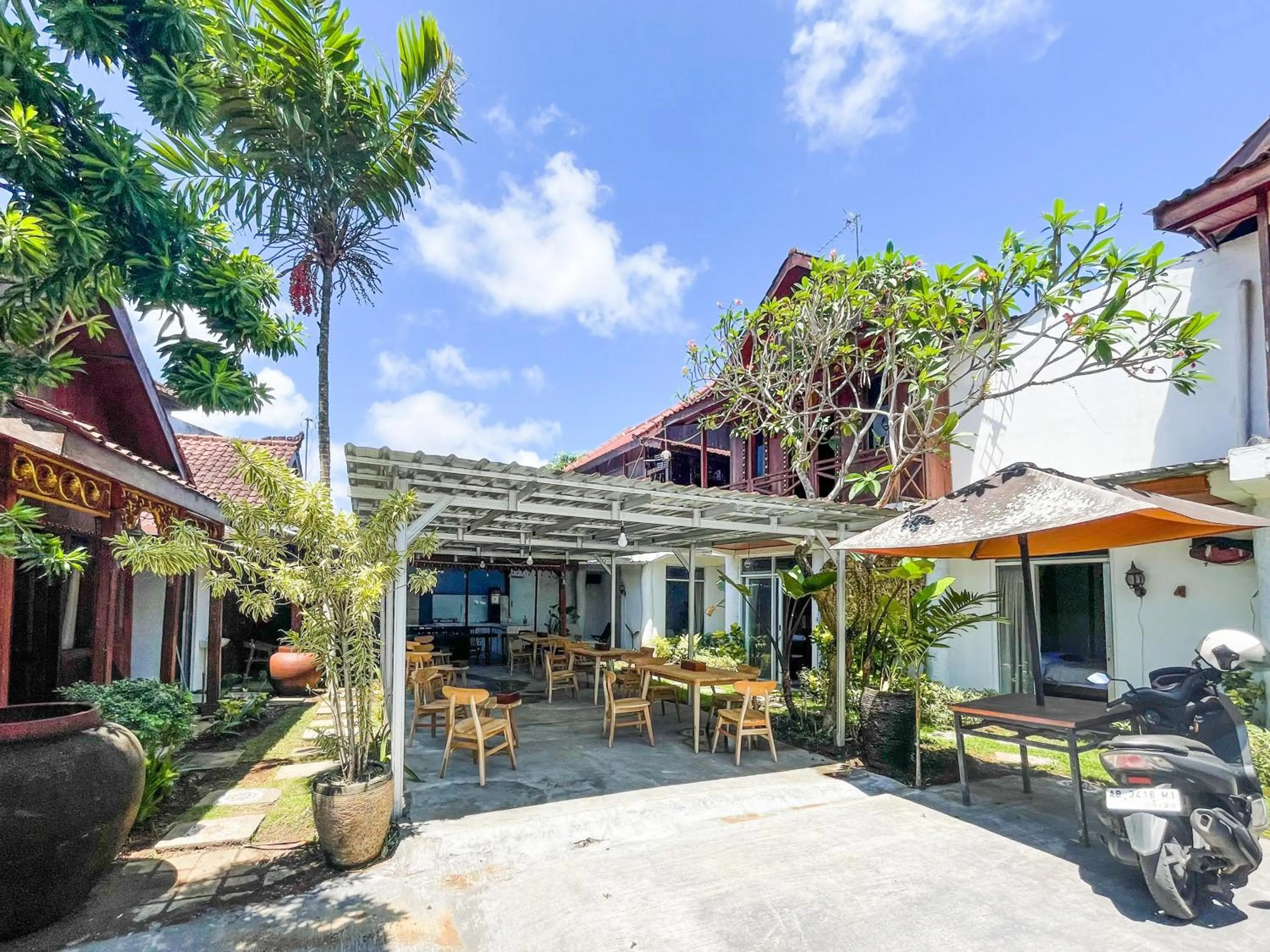 Seating area in RedDoorz at Villa Krisna Balangan Beach