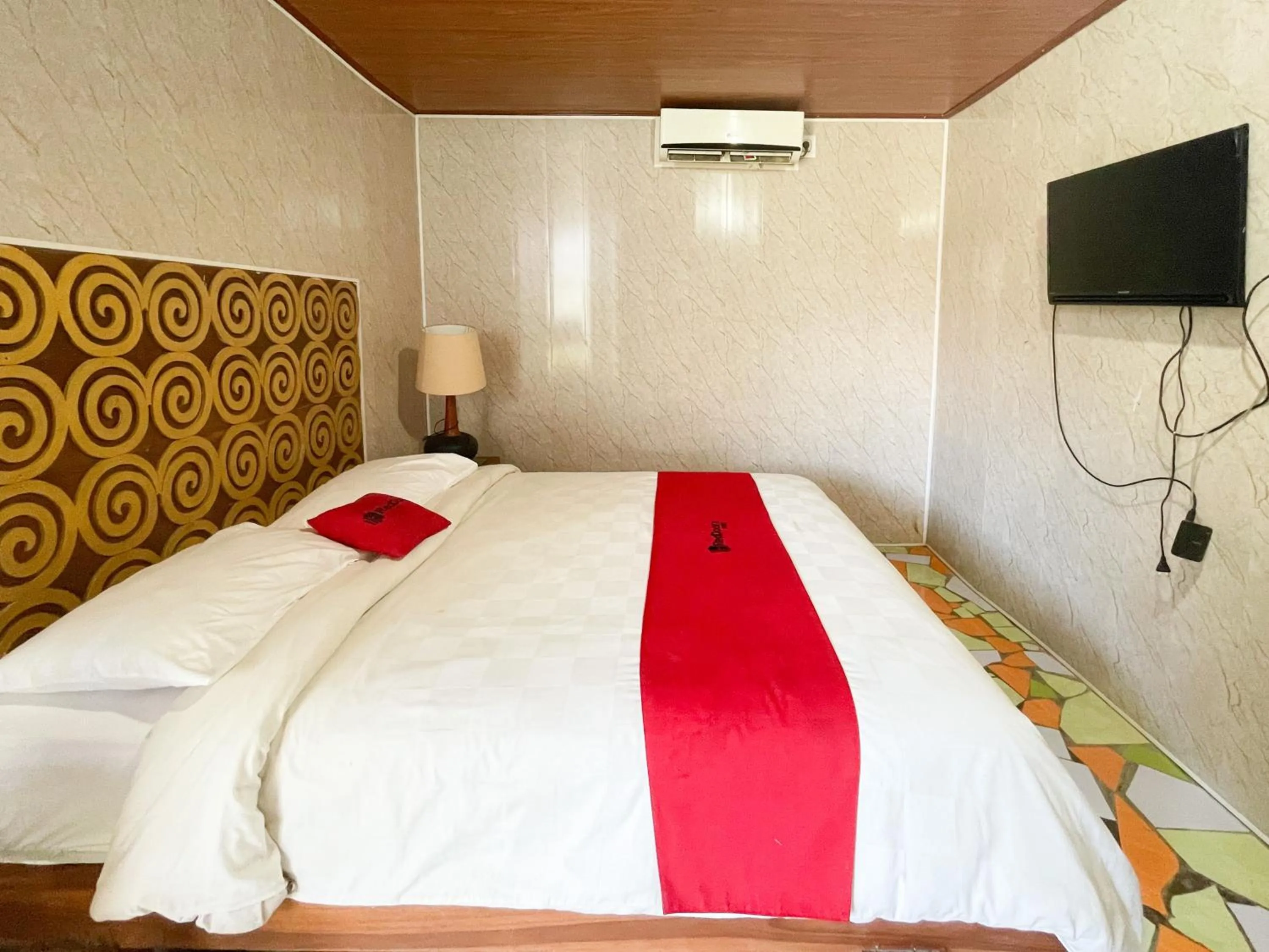 Bedroom, Bed in RedDoorz at Villa Krisna Balangan Beach