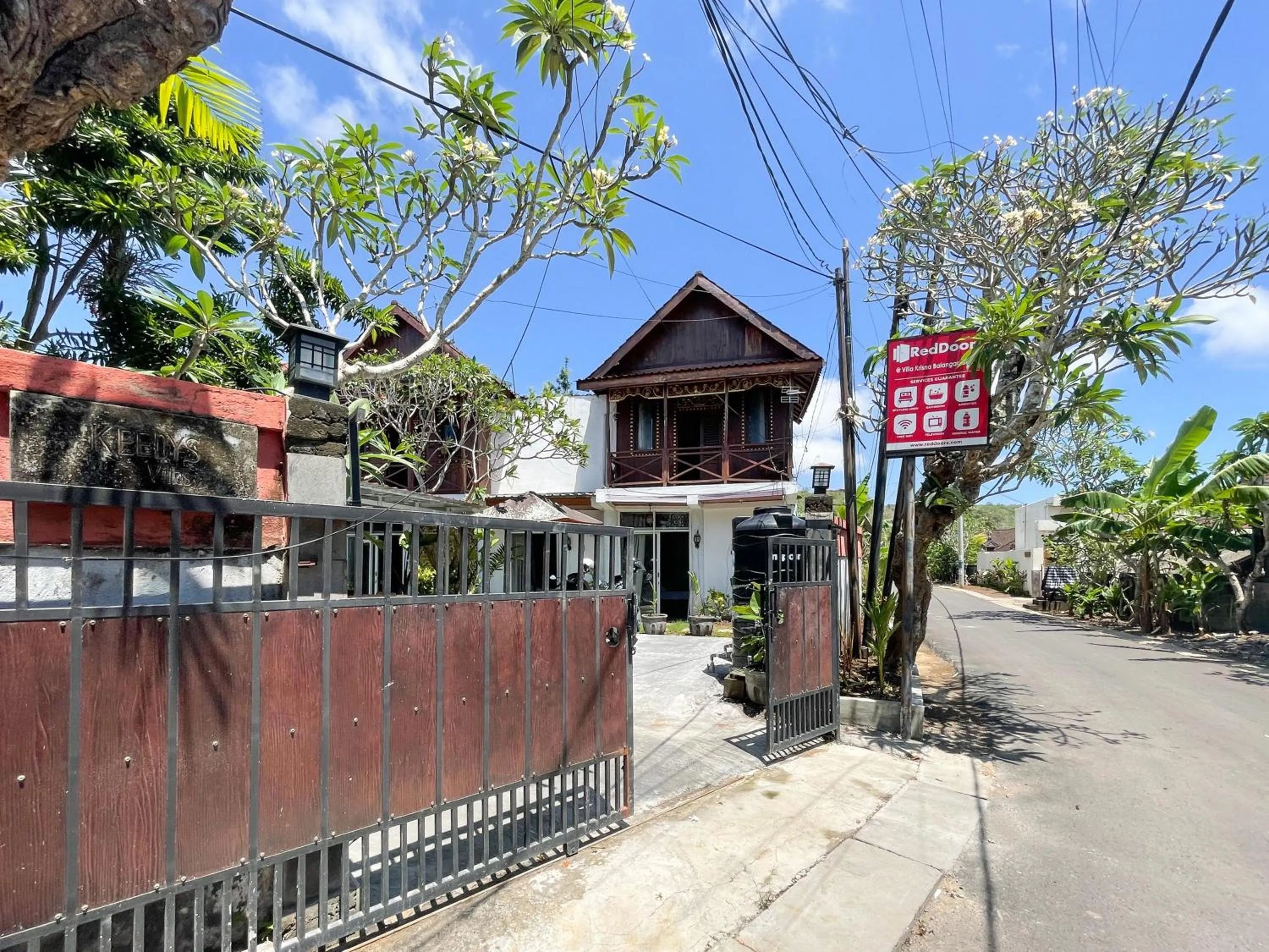 Facade/entrance in RedDoorz at Villa Krisna Balangan Beach