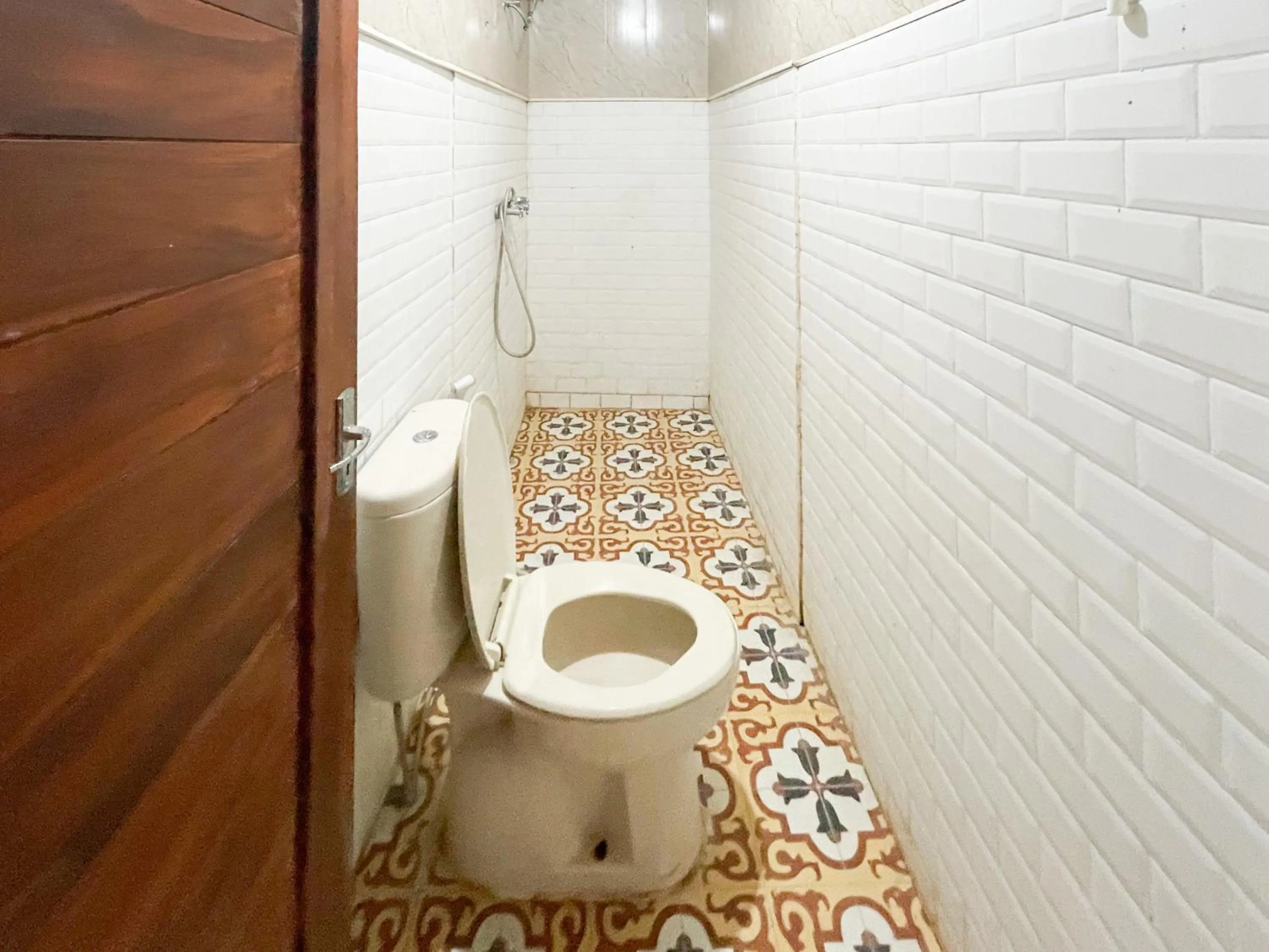 Bathroom in RedDoorz at Villa Krisna Balangan Beach