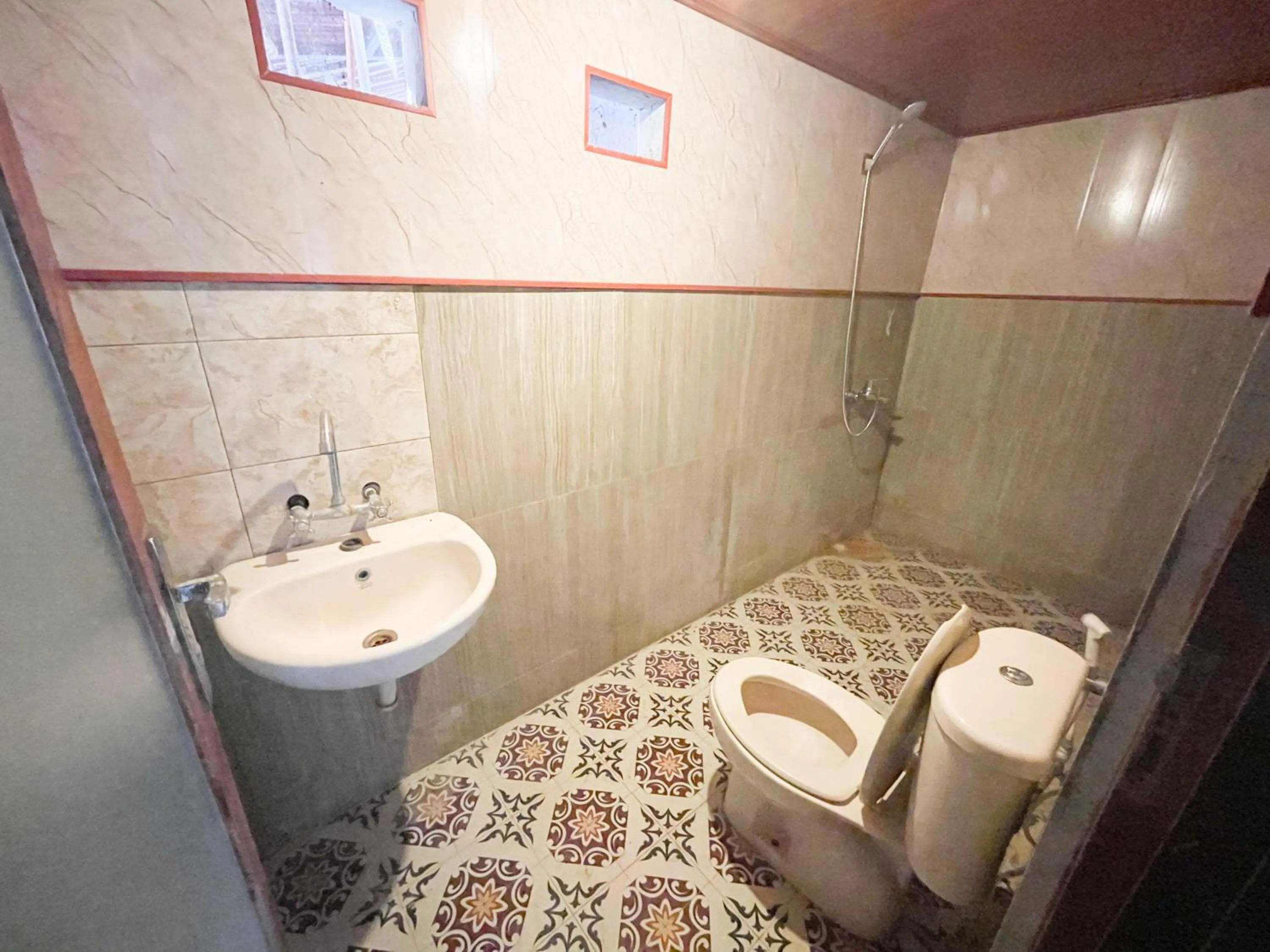 Bathroom in RedDoorz at Villa Krisna Balangan Beach