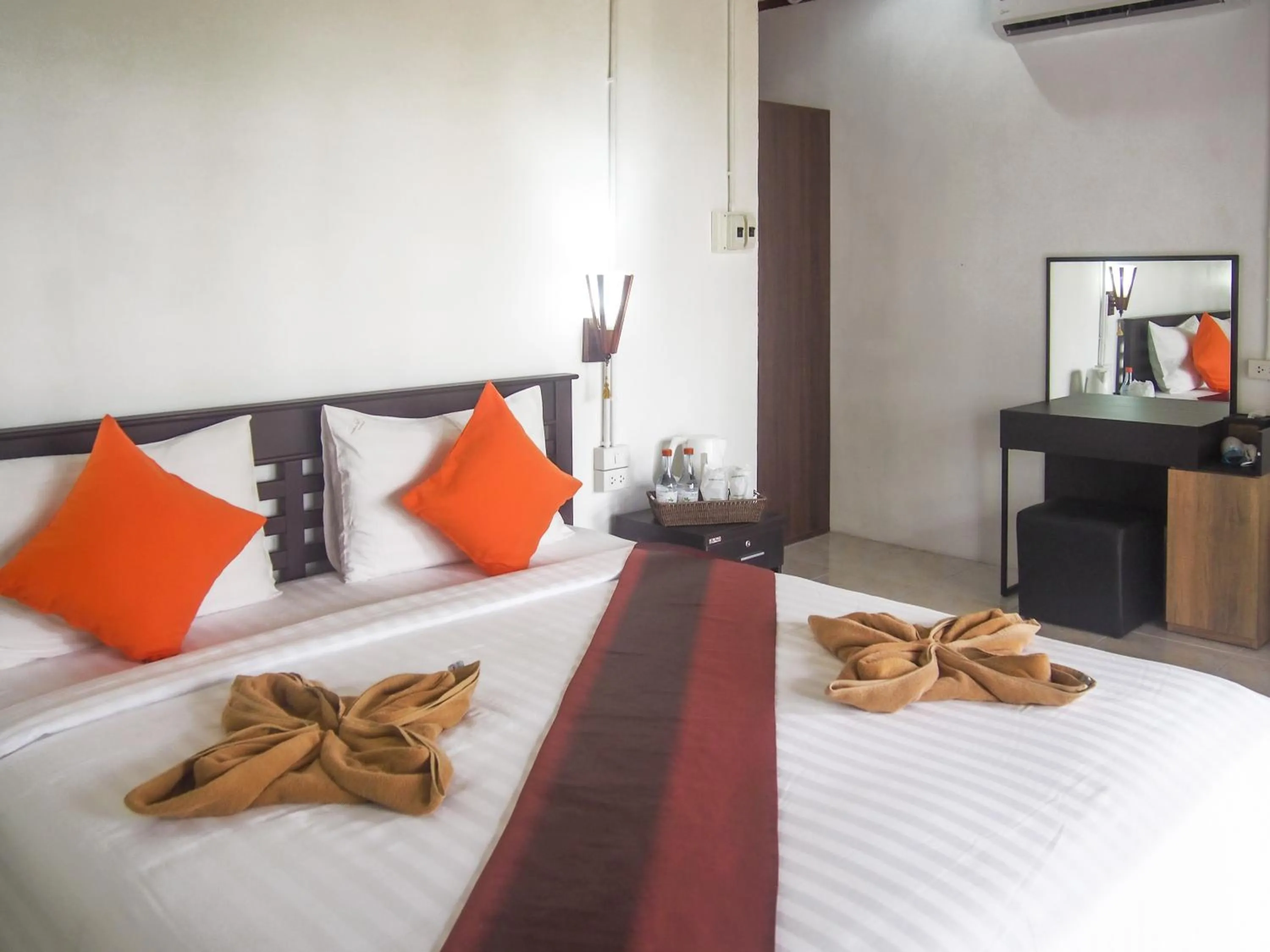 Photo of the whole room, Bed in Chareena Garden