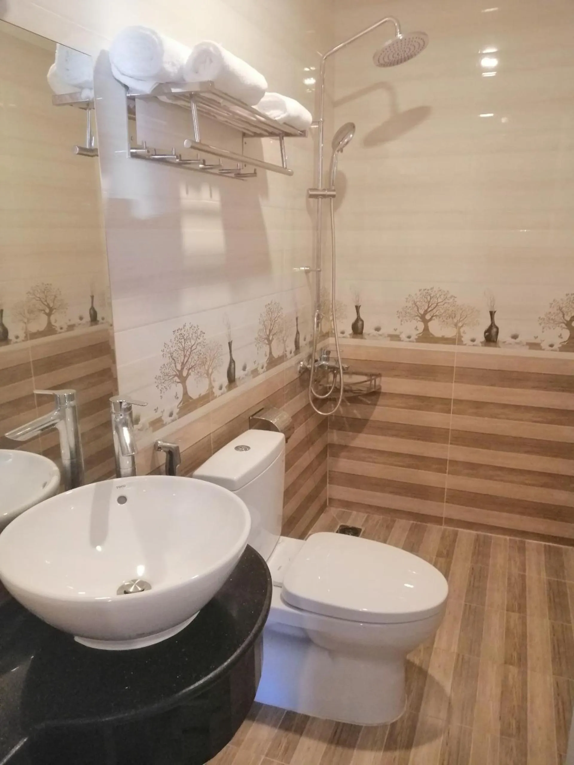 Shower in Thien Ly Hotel - Da Lat Center