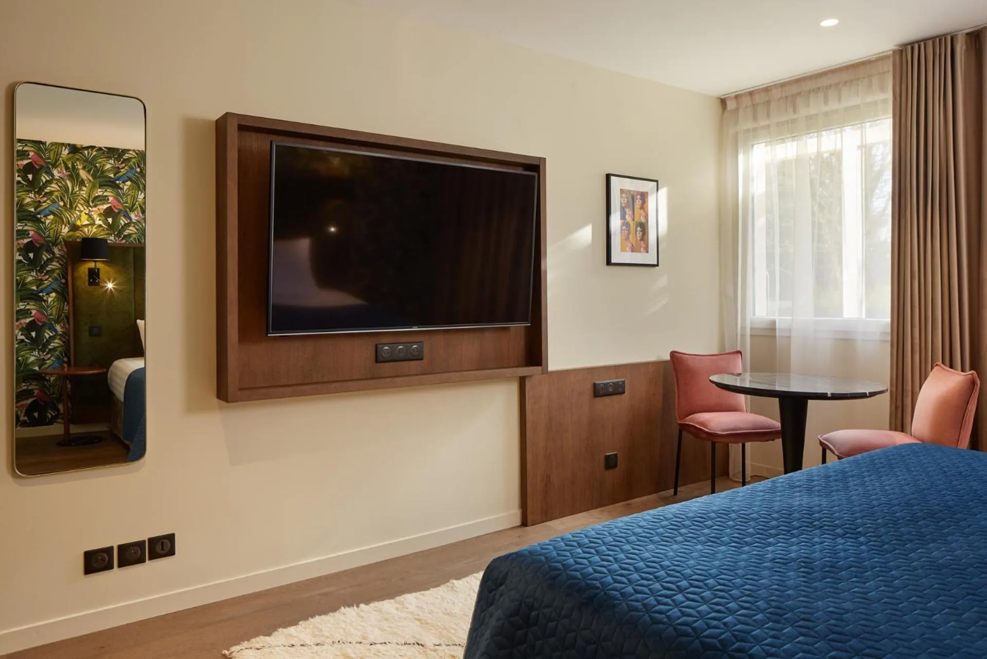 Photo of the whole room, Bed in Les Nomades Beaune