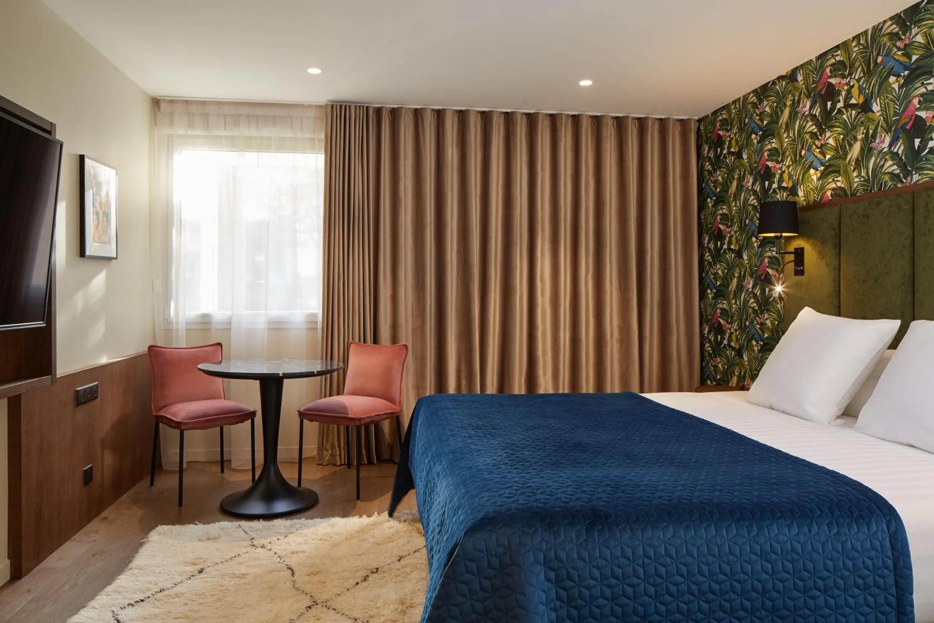 Photo of the whole room, Bed in Les Nomades Beaune