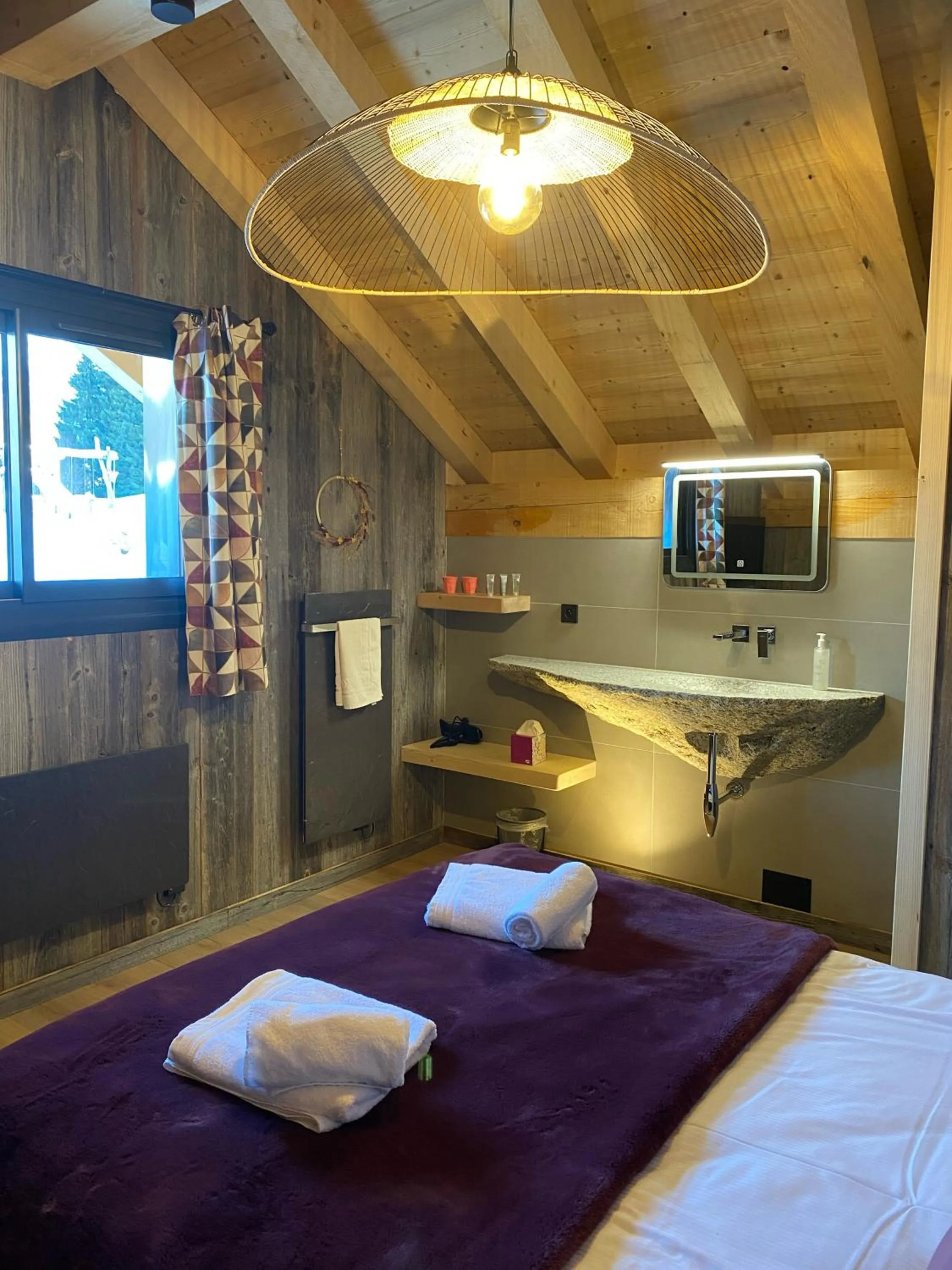 Photo of the whole room, Bed in Les Mazots des Fées