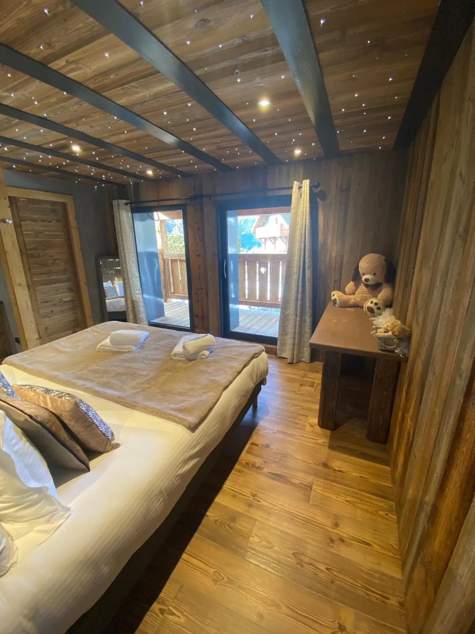 Photo of the whole room, Bed in Les Mazots des Fées