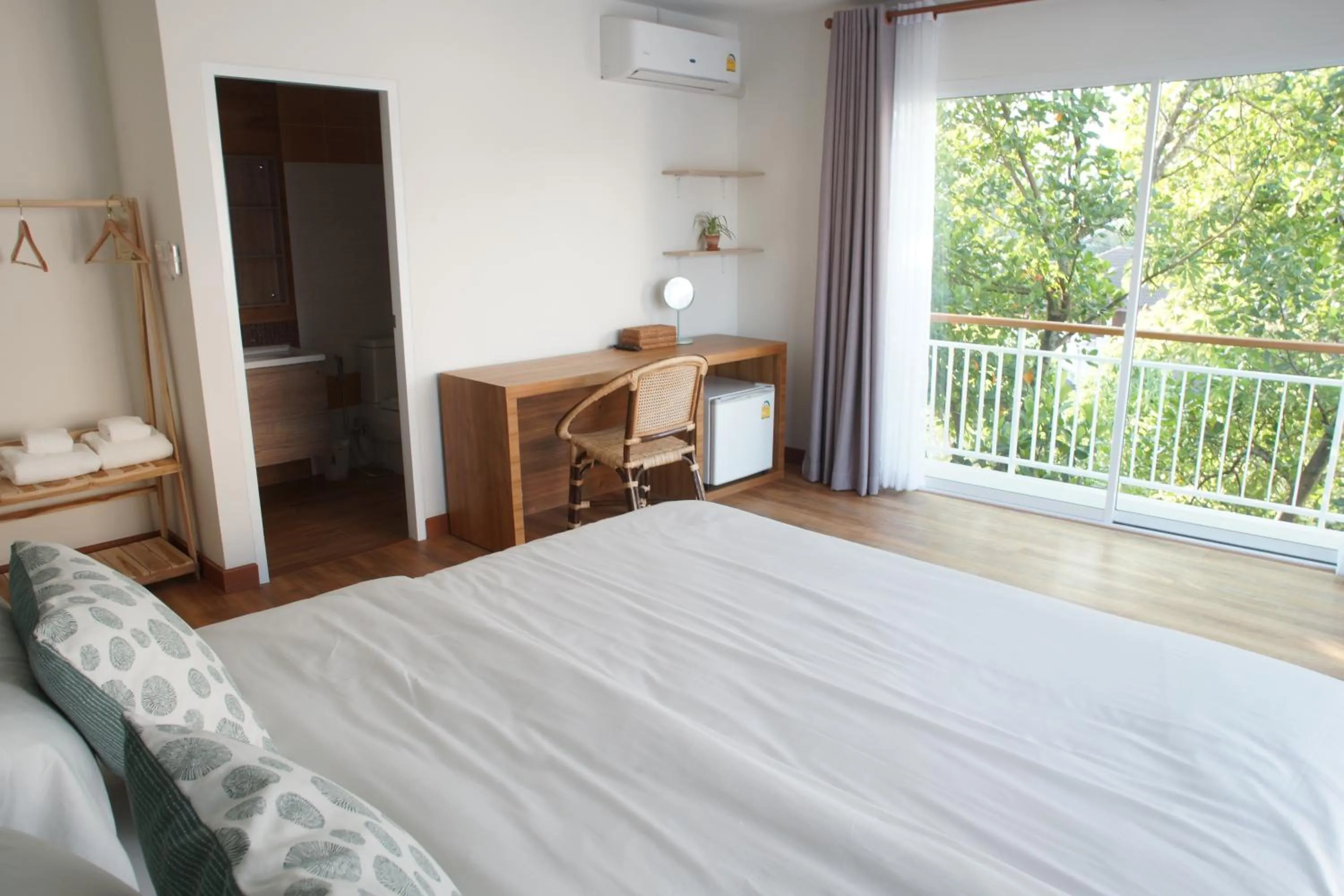 Photo of the whole room, Bed in Breadfruit