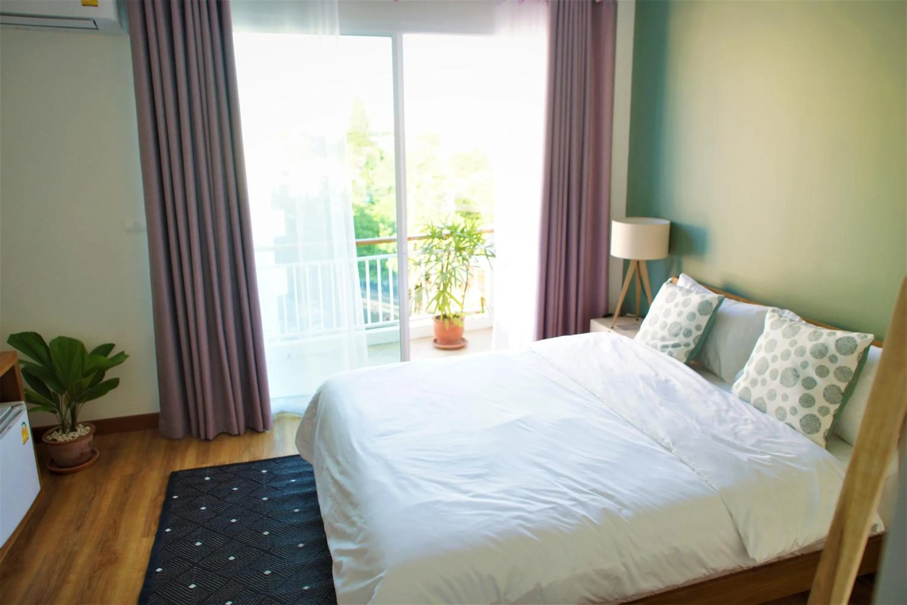 Photo of the whole room, Bed in Breadfruit