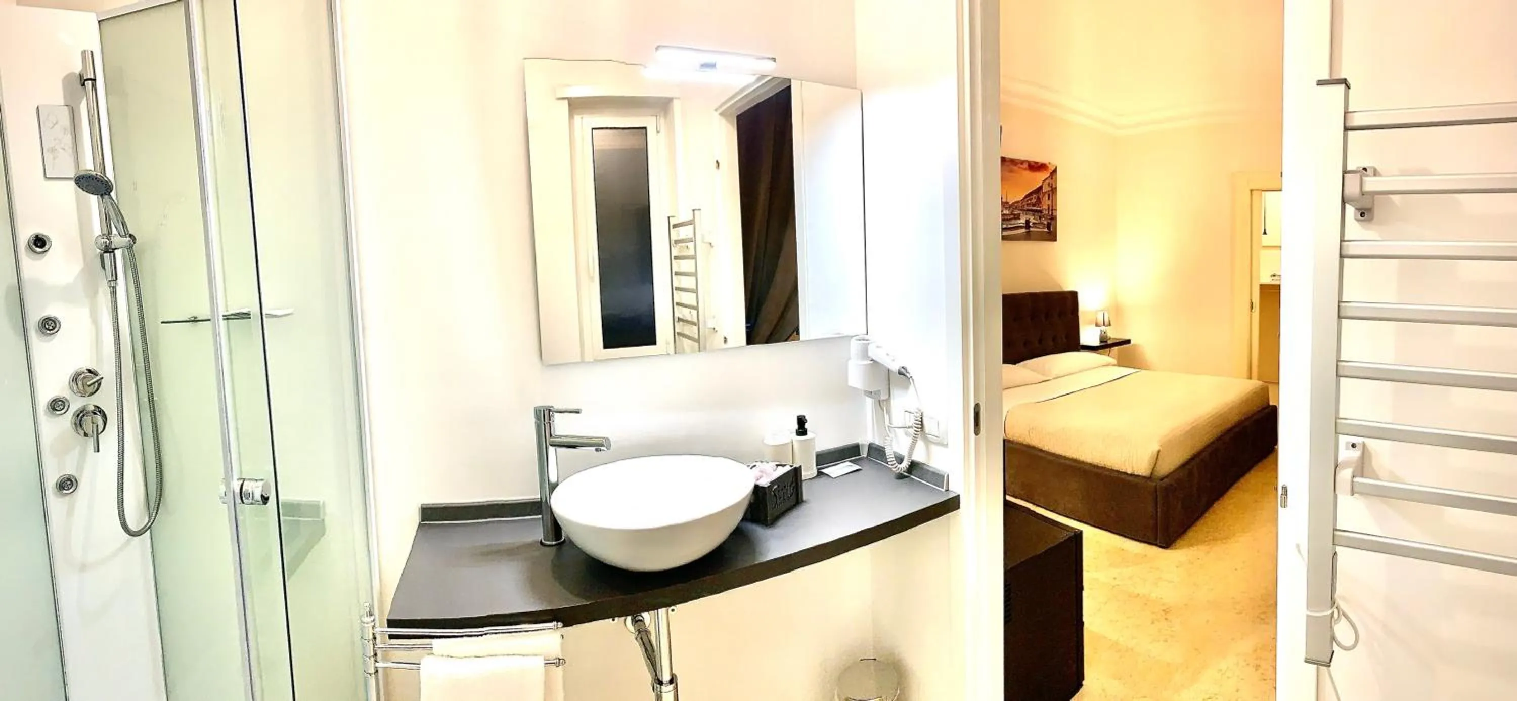 Bathroom, Bed in Simon's Guest House Rome