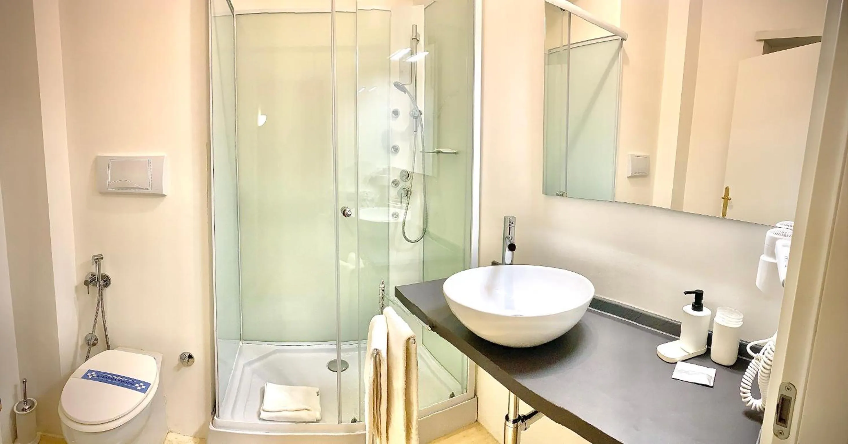 Bathroom in Simon's Guest House Rome