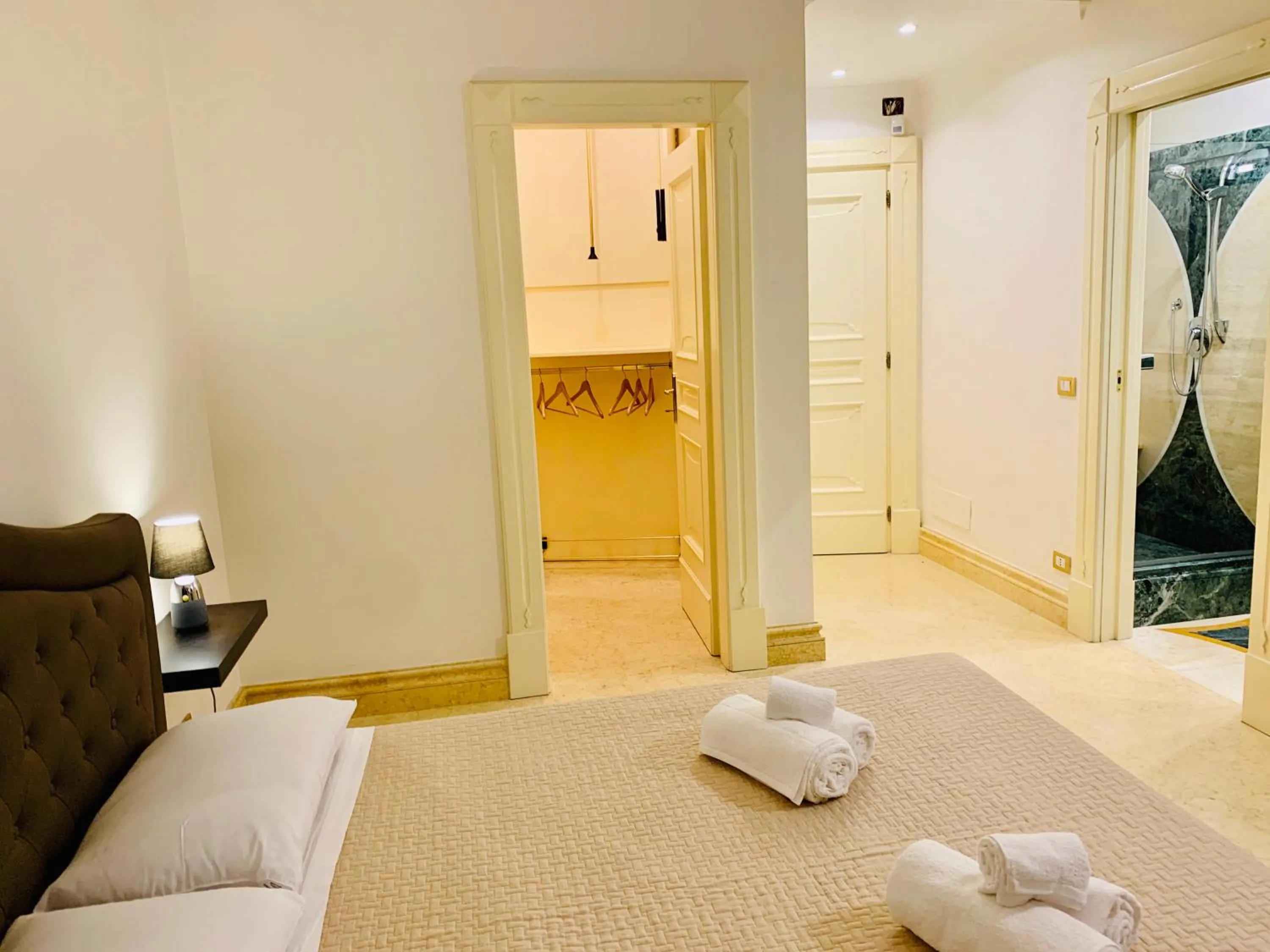 Photo of the whole room, Bed in Simon's Guest House Rome