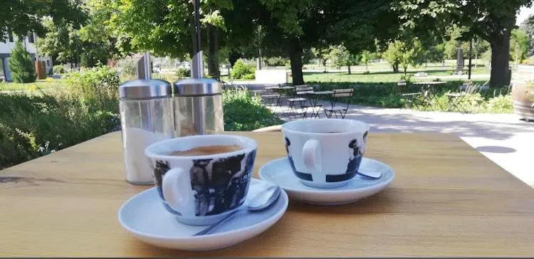 Restaurant/places to eat in Ludwig Hotel