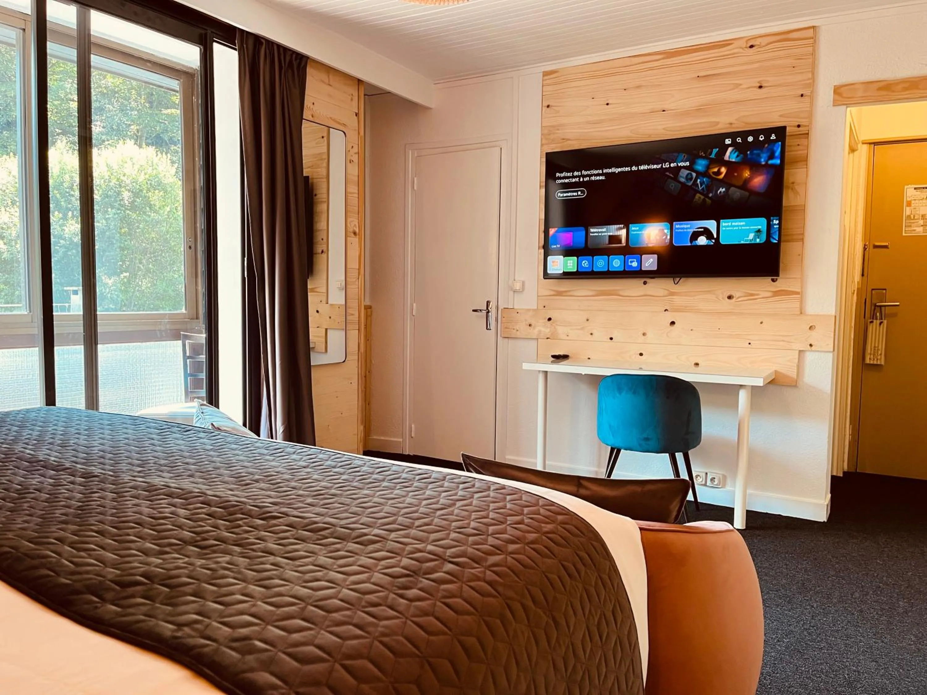 TV and multimedia, Bed in The Originals Boutique Hotel Le Panorama Mont Dore