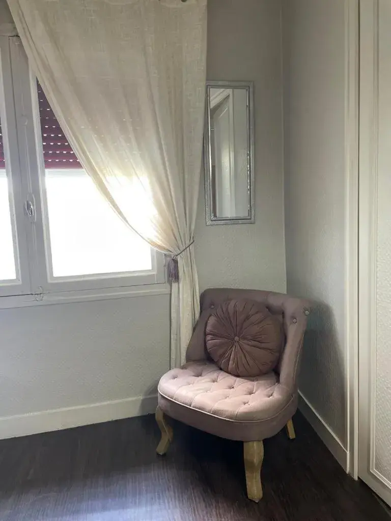 Triple Room in Hotel du Commerce Triple Room in Hotel du Commerce