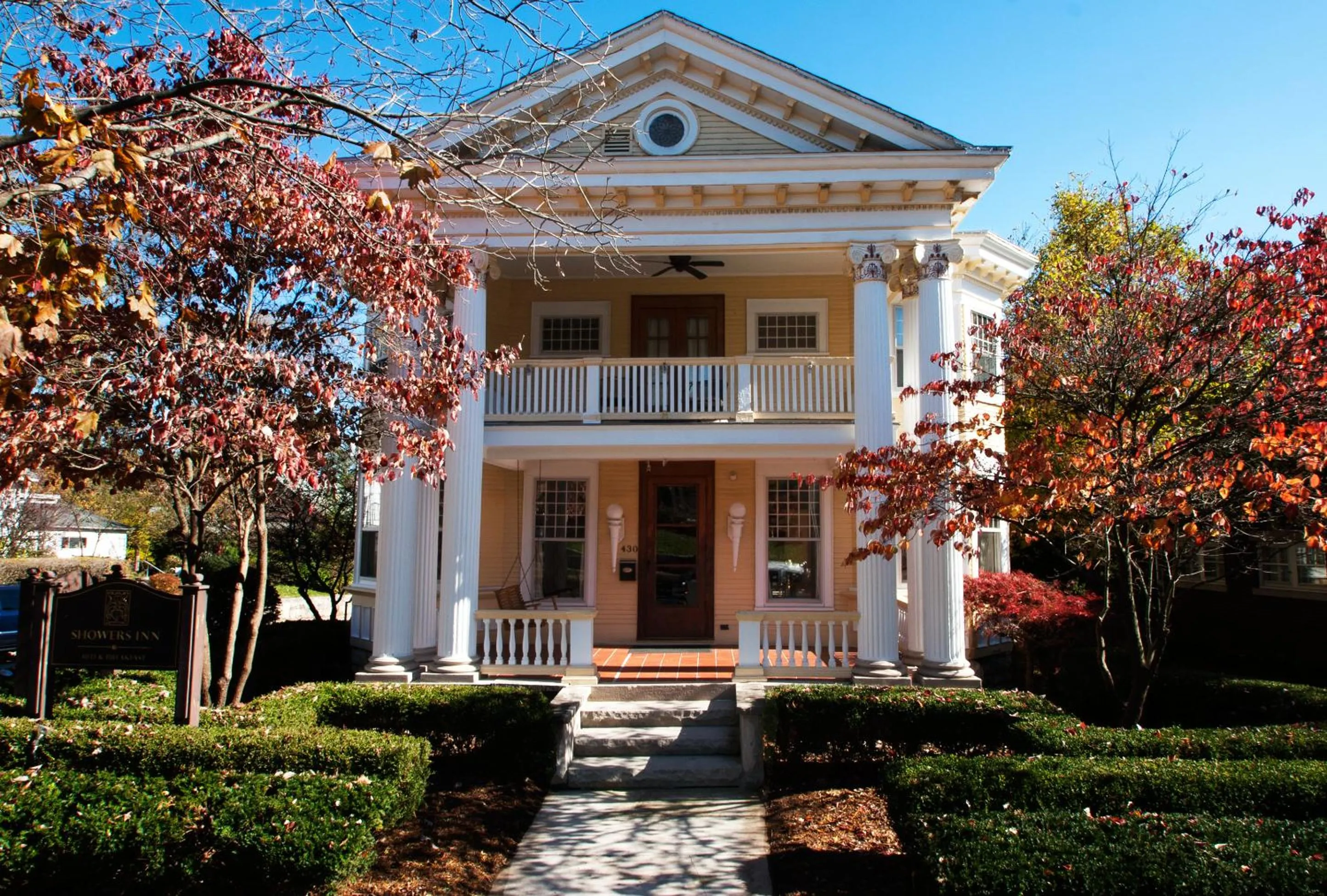 Facade/entrance in Showers Inn