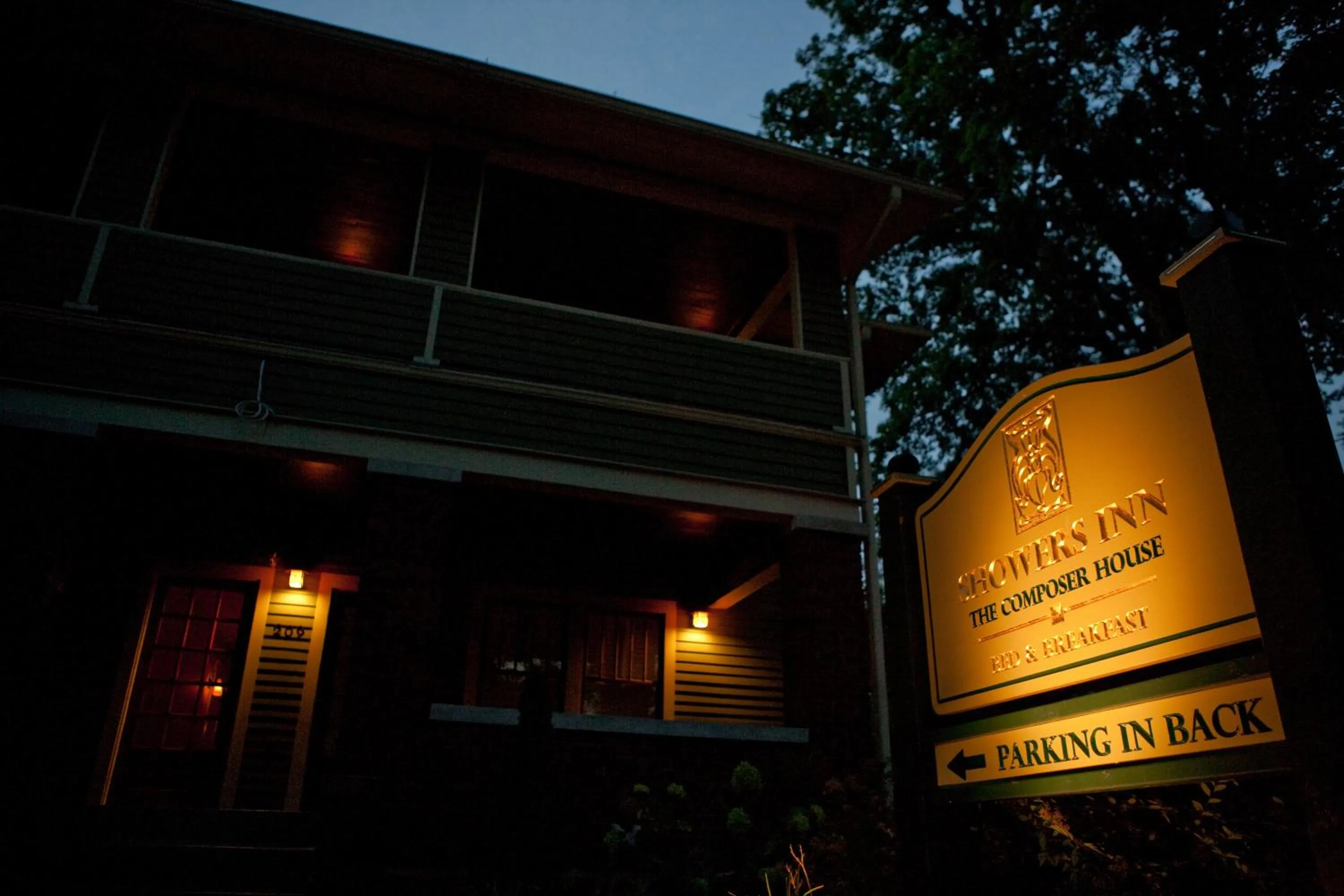 Facade/entrance in Showers Inn