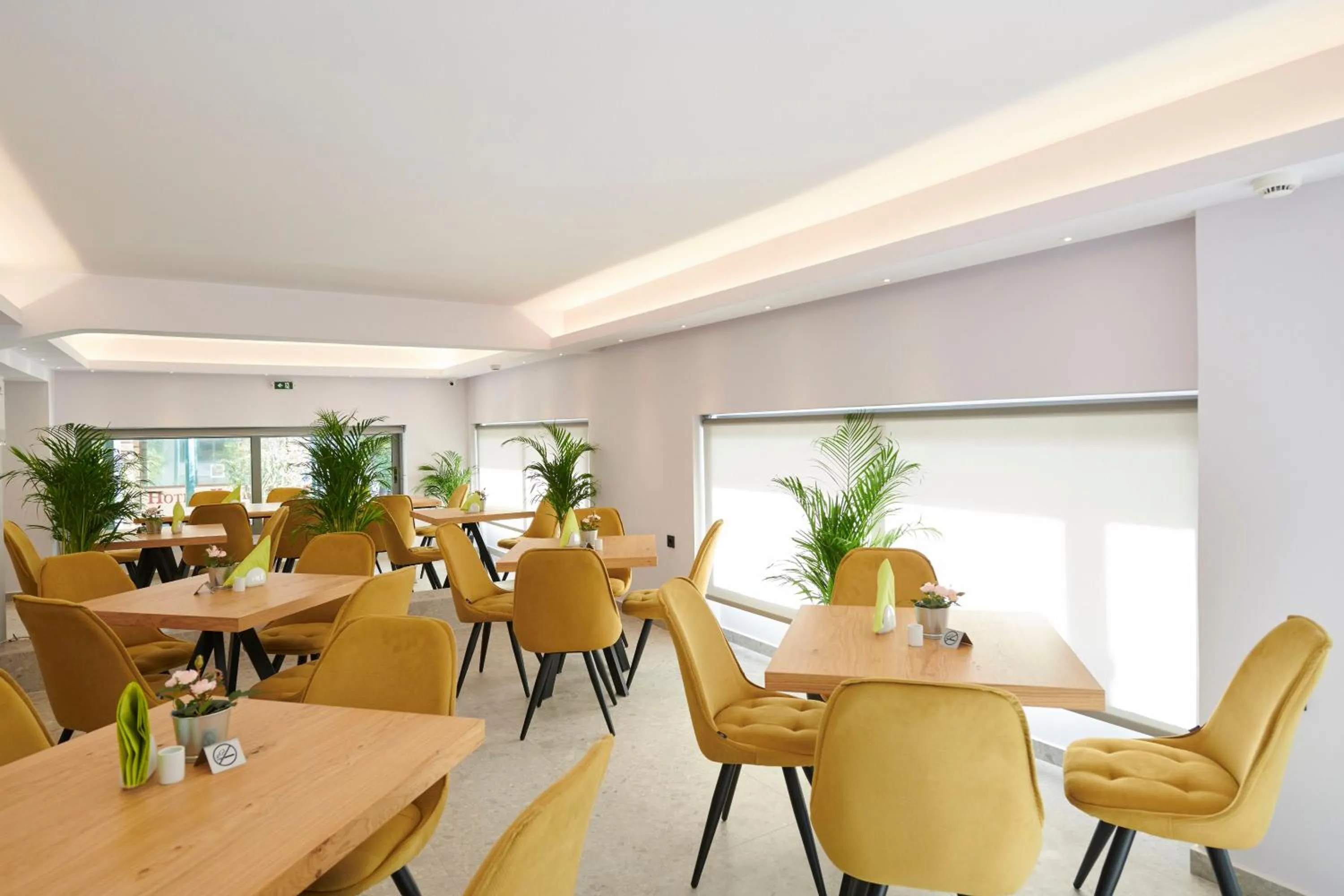 Restaurant/places to eat in Meni Hotel & Apartments UNDER NEW MANAGEMENT
