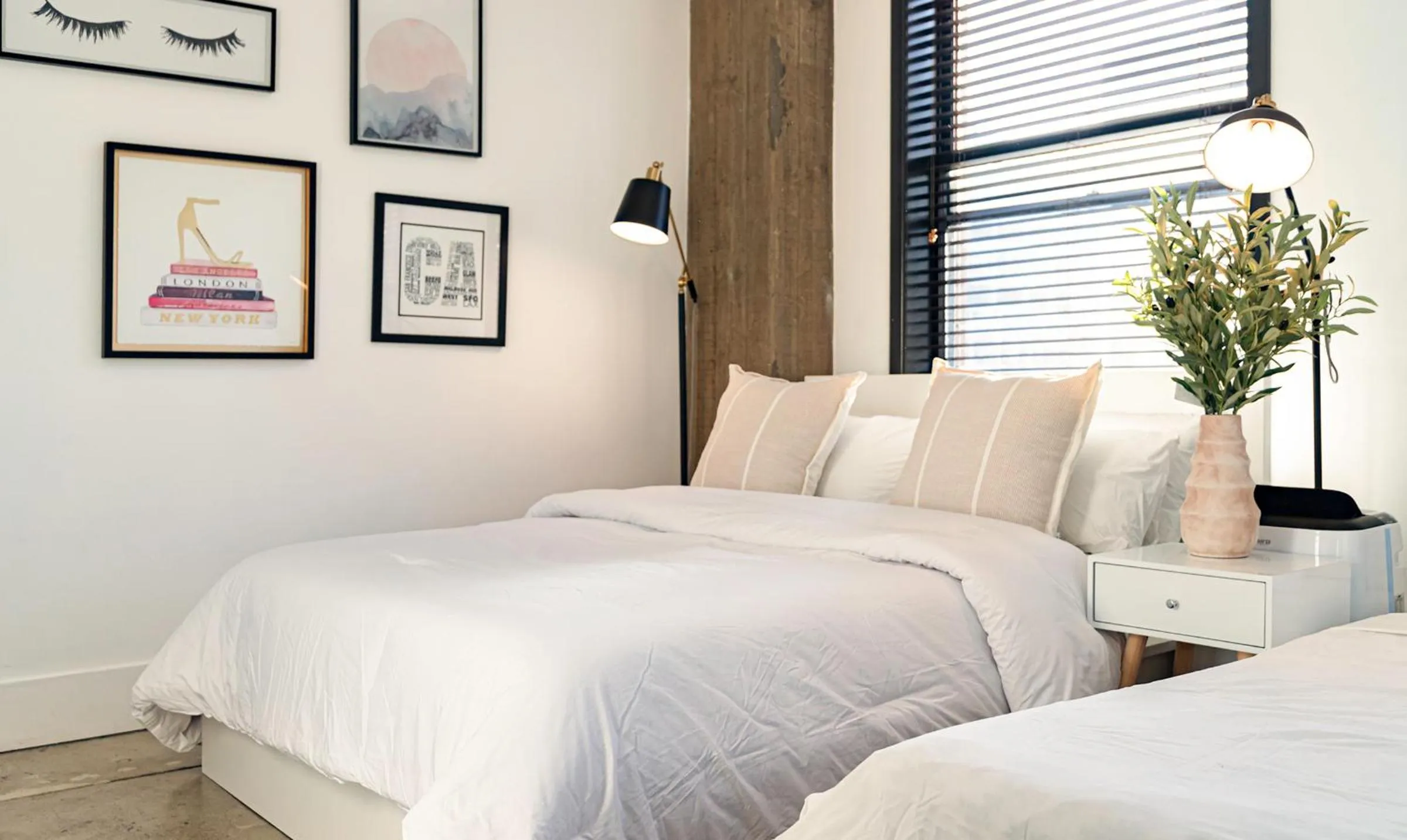 Bed in Fashion Loft 2 bedroom Downtown