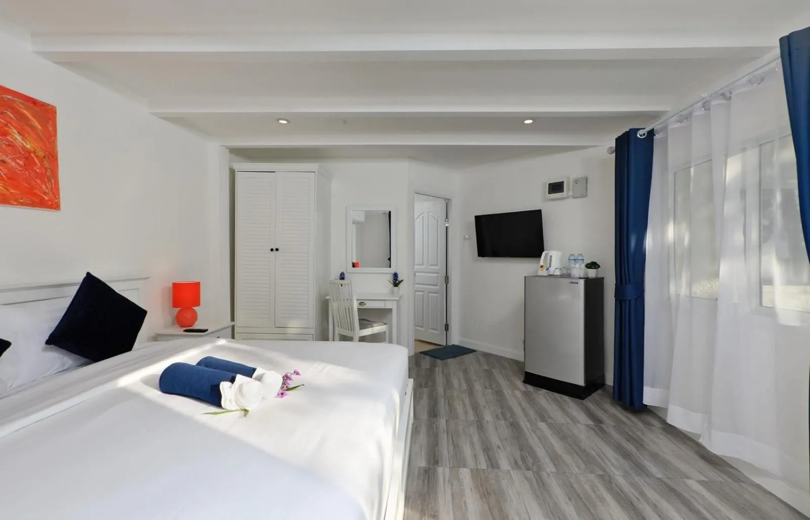 Photo of the whole room, Bed in Kata White Villas